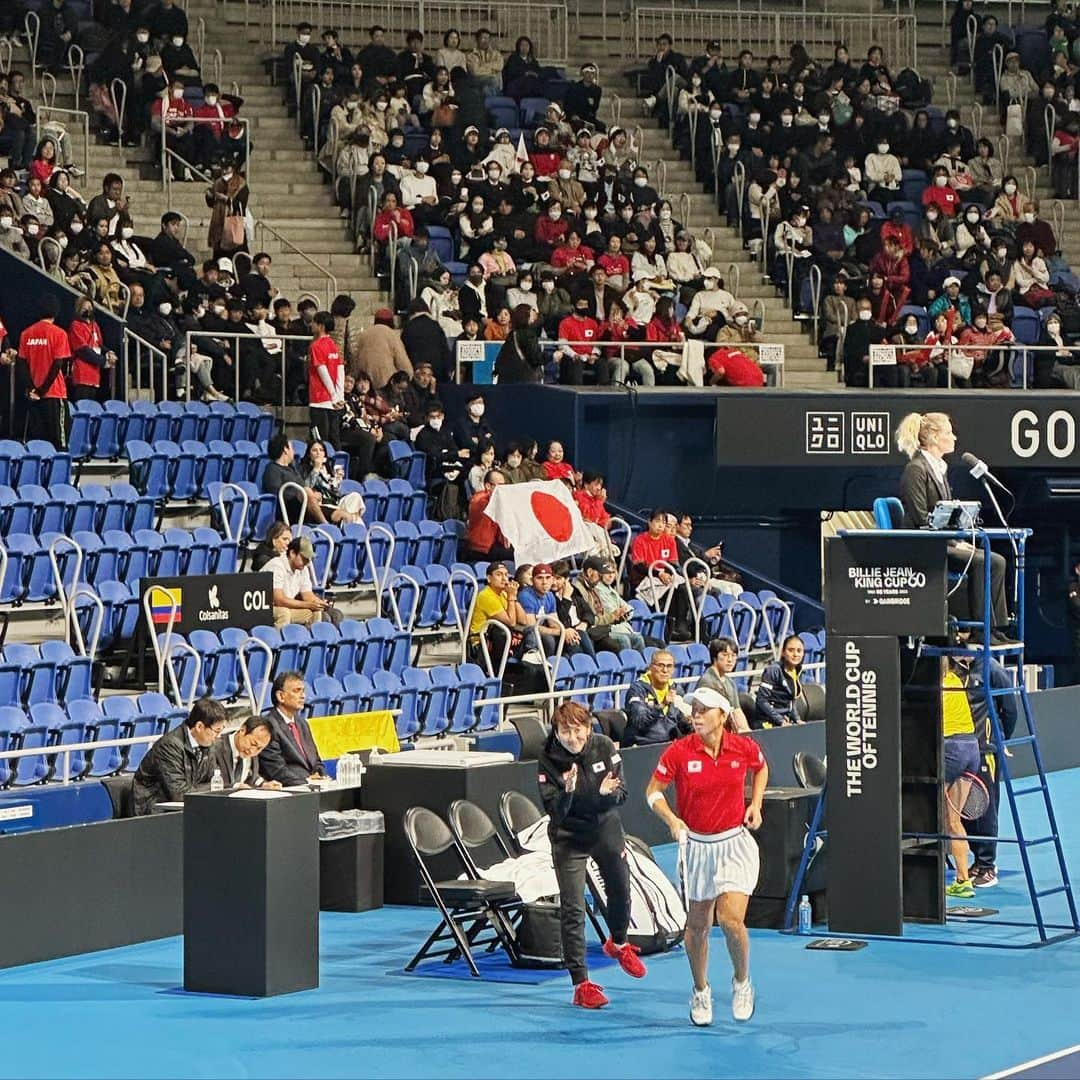 伊達公子さんのインスタグラム写真 - (伊達公子Instagram)「BJK CUP 日本🇯🇵 vs コロンビア🇨🇴 シングルスは2勝2敗で ダブルスにかかり青山・柴原が しっかりと勝ってくれて日本は勝利💪 ワールドグループへ返り咲き。 杉山JAPANは素晴らしい雰囲気の中で 戦えていました。 おめでとう！！！！  #伊達公子 #kimikodate  #テニス  #テニスプレイヤー #tennis  #tennisplayer #2023年11月11日 #杉山愛 #bjkcup  #bjkcup2023  #billijeankingcup  #勝利  #おめでとう #杉山愛監督  #杉山愛japan」11月12日 0時04分 - kimiko.date