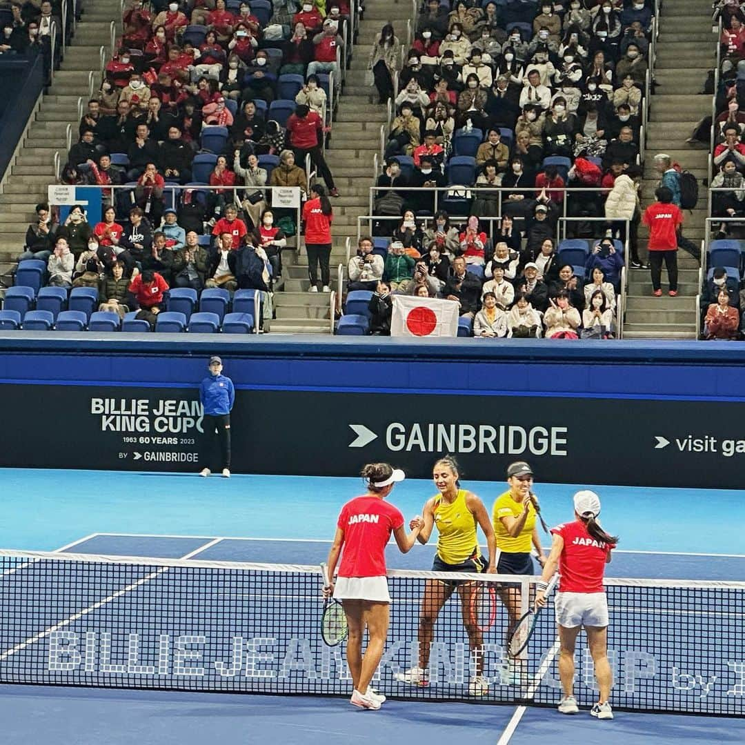 伊達公子さんのインスタグラム写真 - (伊達公子Instagram)「BJK CUP 日本🇯🇵 vs コロンビア🇨🇴 シングルスは2勝2敗で ダブルスにかかり青山・柴原が しっかりと勝ってくれて日本は勝利💪 ワールドグループへ返り咲き。 杉山JAPANは素晴らしい雰囲気の中で 戦えていました。 おめでとう！！！！  #伊達公子 #kimikodate  #テニス  #テニスプレイヤー #tennis  #tennisplayer #2023年11月11日 #杉山愛 #bjkcup  #bjkcup2023  #billijeankingcup  #勝利  #おめでとう #杉山愛監督  #杉山愛japan」11月12日 0時04分 - kimiko.date