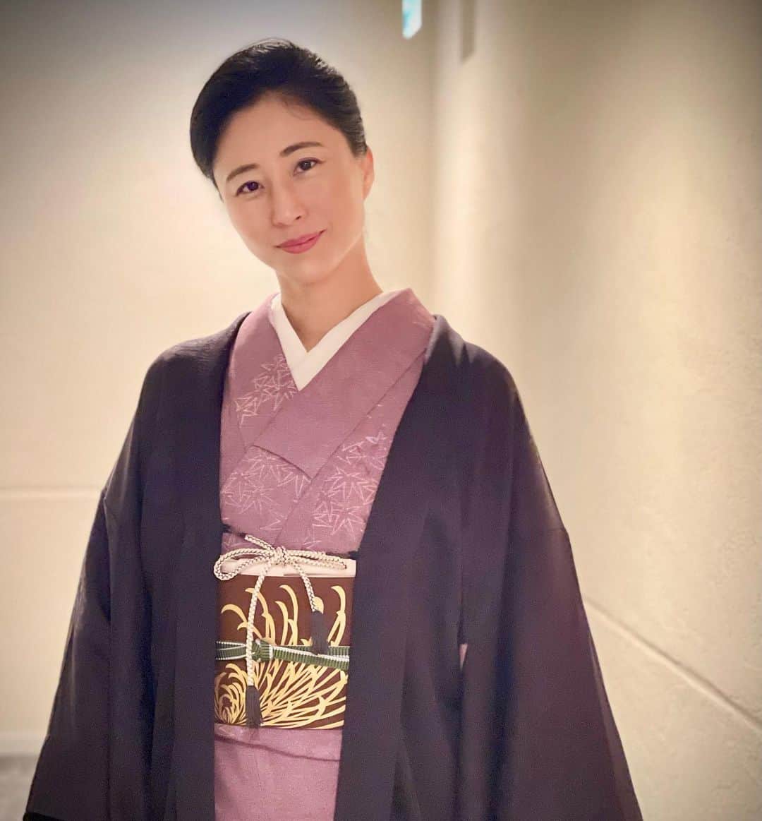 のインスタグラム：「祖母の紅葉の鮫小紋に、成謙さんの乱菊の名古屋帯。 娘はいつもの小紋ですが、半幅帯を変わり結びして、成匠さんで求めた若草色の帯揚げを。 朝ごはんをしっかり食べて、牡丹灯籠の千穐楽に行ってきました。 蓮根の鰹節炒め、ほうれん草お浸し、春菊、豚ロースのグリル、バルサミコソース、おじや。いちじくの糠漬けもけっこう美味しいものです。」