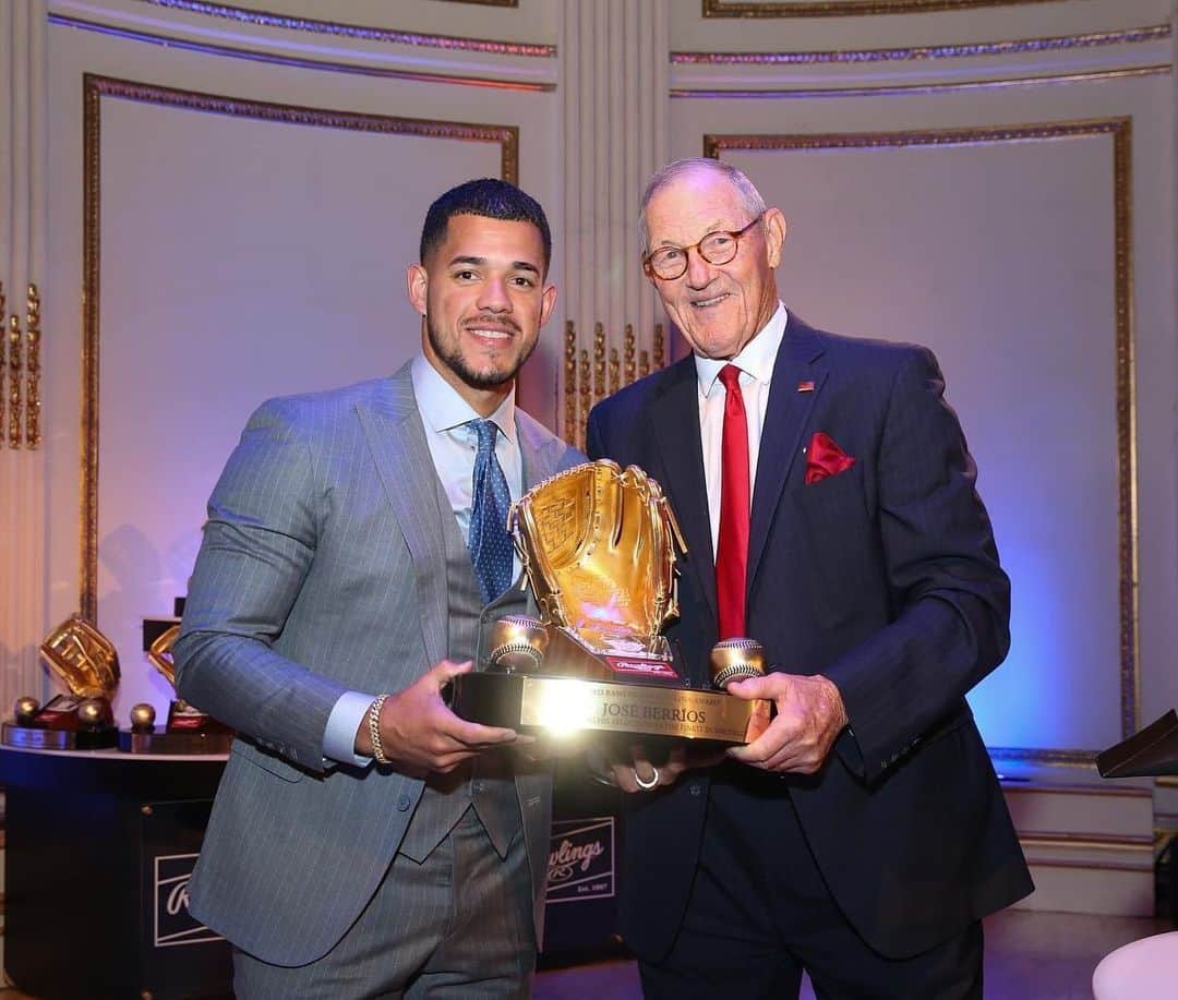 トロント・ブルージェイズのインスタグラム：「THREE Gold Glove Award Winners 🏆 Tied for the most in the Majors!」