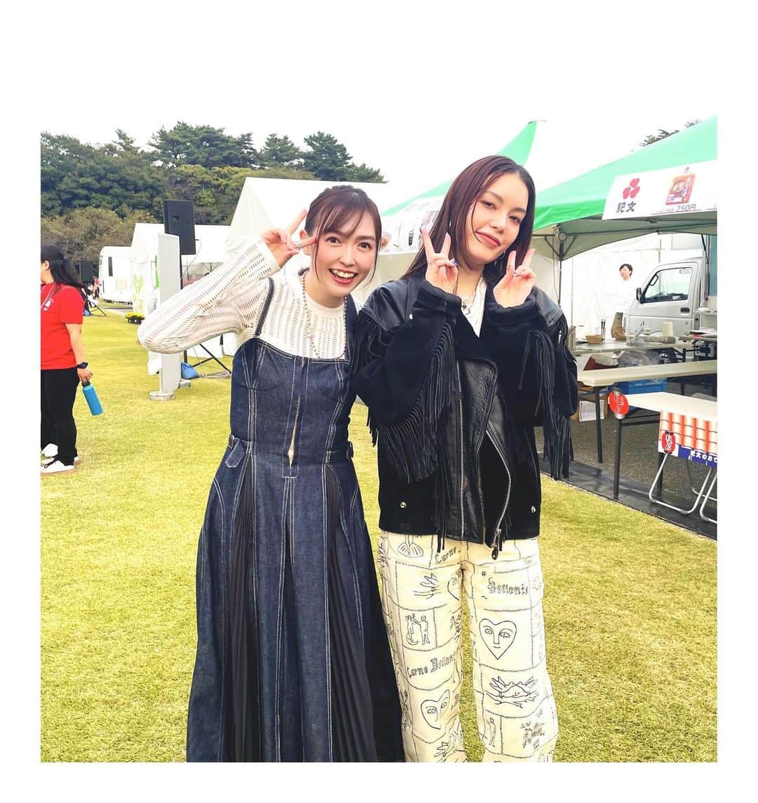 高橋万里恵のインスタグラム：「* 11/12(日)8:00からは 　TOKYO FM 特別番組「Autumn Garden」 . . 今年のGTFグリーンチャレンジデーが行われた 新宿御苑での公開収録の模様をお送りします🍂 . . お相手は安田レイさん💛💛 朝の番組を担当していた時にゲストで来て頂いてから大ファン😍 新宿御苑のライブはレイさんの声で沢山の方が引き寄せられ、最高な空間に✨✨ ぜひその空気感を感じて頂ければ👂✨ . . #tokyofm  #gtfグリーンチャレンジデー2023」