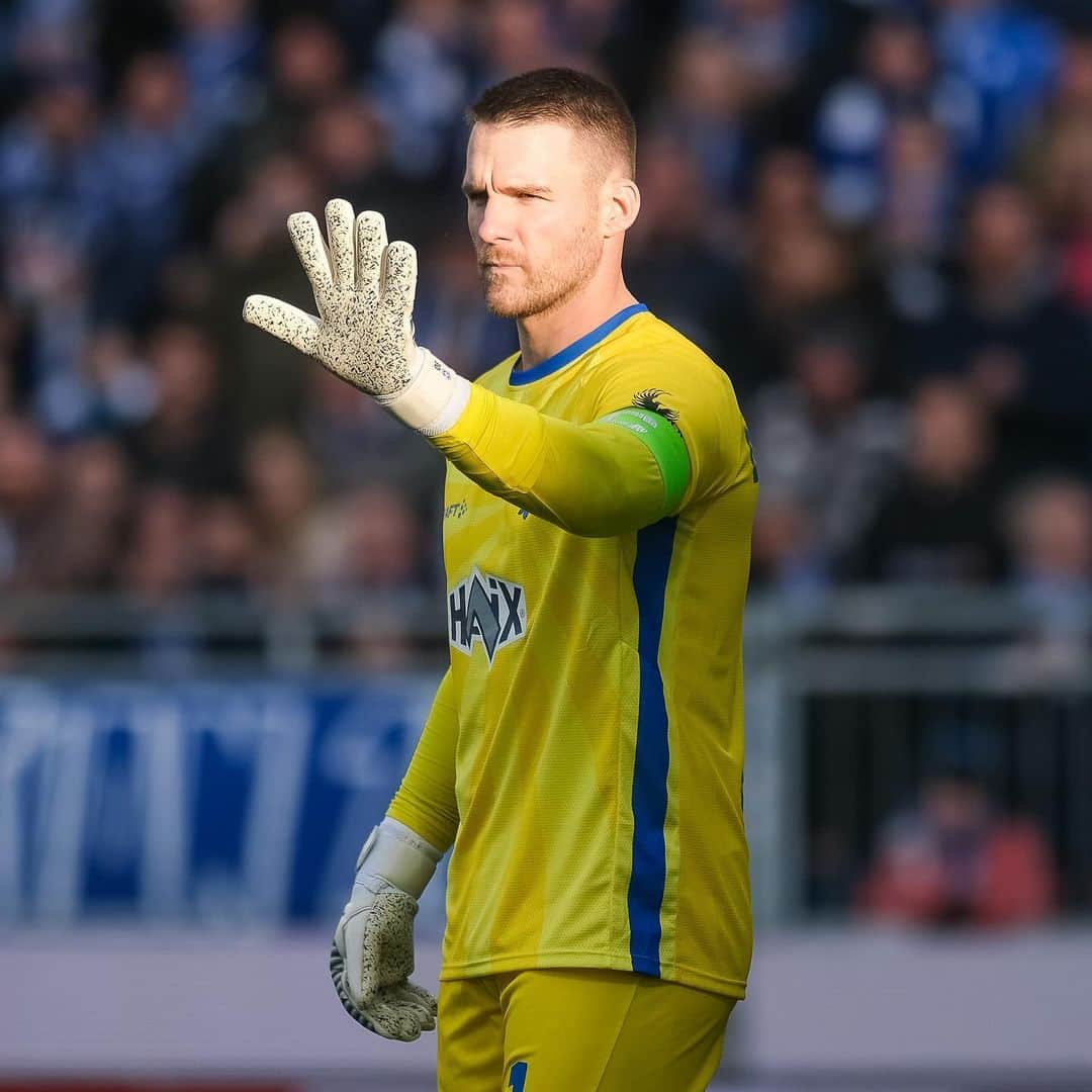 SVダルムシュタット98のインスタグラム：「Mit der Binde um den Arm heute #Lilien-Kapitän: @schuh93! ©️⚜️ #sv98 #Darmstadt #Bundesliga #SVDM05」