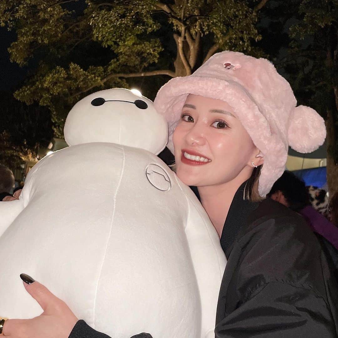 のインスタグラム：「夢の国🏰楽しかったぁ🥹🖤 リップは @sensesproduct うーろんで乗り切れた👍さすが👄他の色も絶対買う。  #disney #disneyland  #ディズニーランド  #ディズニークリスマス」