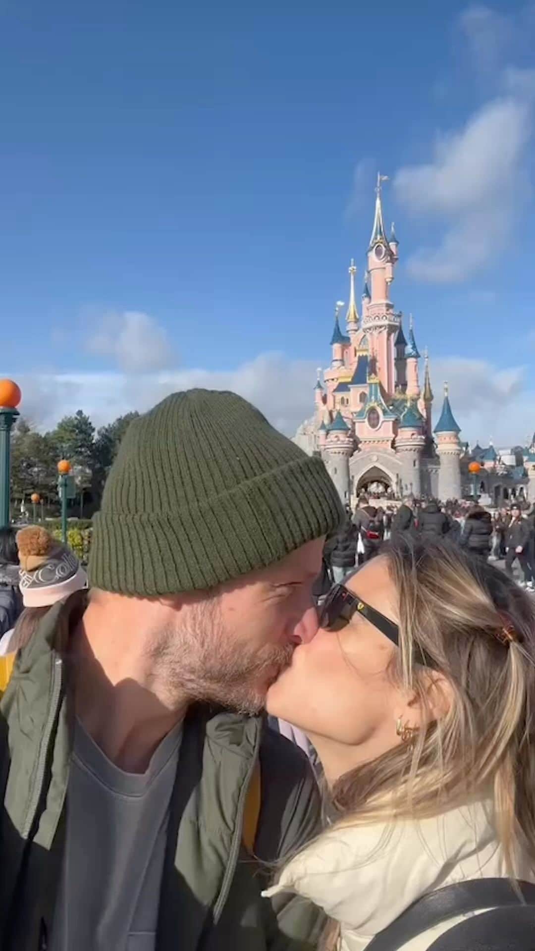 Rodrigo Hilbertのインスタグラム：「A mistura de dois mundos perfeitos e próximos geograficamente… A tranquilidade de uma caminhada a dois na torre Eiffel, contrastada com a fantasia dos castelos da Disneyland Paris.  Brincar de ser criança ao pedalar sem rumo, como na época em que éramos só nós dois e brincar de ser adulto como toda a criança gosta (mal sabem eles…)  Algum tédio e acordos pra deixar claro que férias não são exatamente para descansar e que todos precisam ter respeitados “seus momentos”.  O sonho se tornando realidade através do olhar surpreso, feliz e apaixonado de seus filhos (afinal, nessa hora, o resquício de criança que ainda resta em qualquer idade aflora,não tem como ser diferente).  Viajar em familia é curioso.Por aqui, foram três gerações juntas tentando compartilhar seus interesses. Mamãe e Chico amam montanhas russa radicais. Papai e João enjoam. Maria não gosta de realidade virtual, tá sempre com fome e precisou de carrinho pra dar uns cochilos, afinal, muitas emoções.  Em Paris tambem vivemos momentos diversos de muito amor e companheirismo e outros com vontade de sair correndo e fazer um programinha sozinha, que seja. Consegui fazer um, lindo demais: a exposição de Agnes Varda na Cinémathèque Française.  Mas no geral estivemos quase sempre juntos, vivendo e aprendendo (e como se aprende a ser família em viagens).  E para terminar, a Disneyland Paris é um sonho. É Disneyland e é em Paris! (E não comemos batatas fritas nem cachorro quente!)  @disneylandparis #disneylandparis」