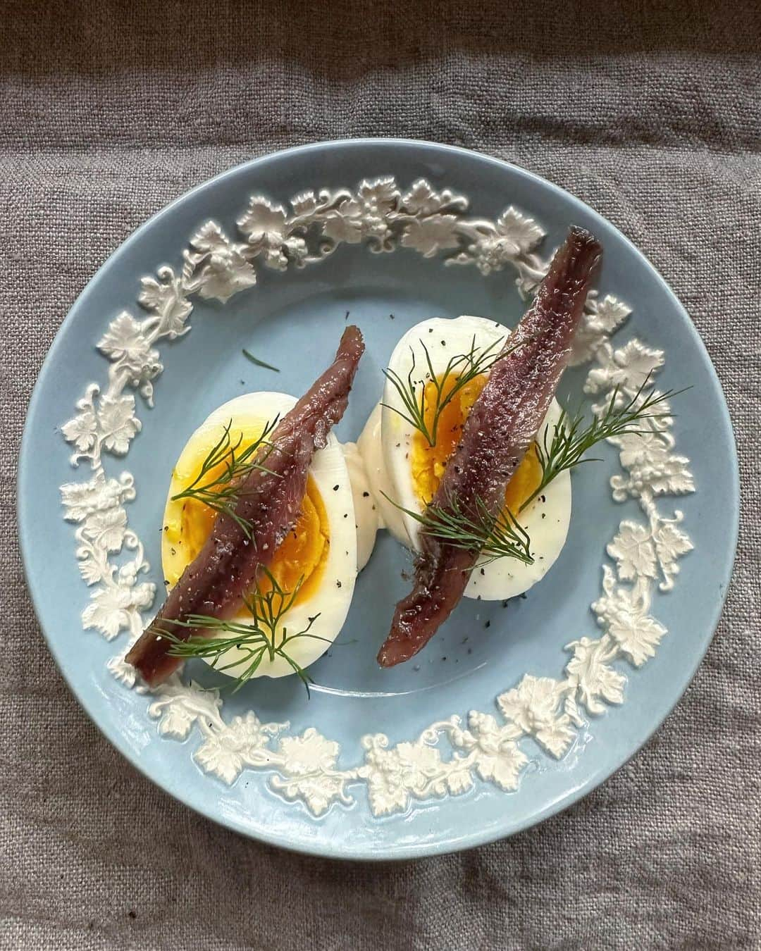 リズ・チェルカソワさんのインスタグラム写真 - (リズ・チェルカソワInstagram)「A collection of my favorite dishes from the last few weeks.  * Poached eggs with garlic and herb infused  @cocojune_organic yoghurt sauce, warm chili oil, and fresh dill * Roasted breakfast radishes with garlicky radish greens over whipped ricotta topped with pickled shallots, and a drizzle of olive oil  * Grilled squid salad with pickled watermelon radishes, avocado, radicchio, spiced crispy chickpeas, sumac, and micro greens over a garlic and dill yogurt sauce  * Jammy eggs over homemade mayo topped with anchovies and dill  * Honey and balsamic glazed figs over whipped feta, topped with caramelized pecans, crispy rosemary, and flaky sea salt * Watermelon and heirloom tomato gazpacho with feta crumbles, chili oil, croutons, and pickled onions * Buttered toast with tomato and basil, topped with a poached egg  #hudsonny  #homecookedmeals #easyrecipesathome #easyrecipes #hudson #hudsonvalleyny」11月12日 0時25分 - lateafternoon