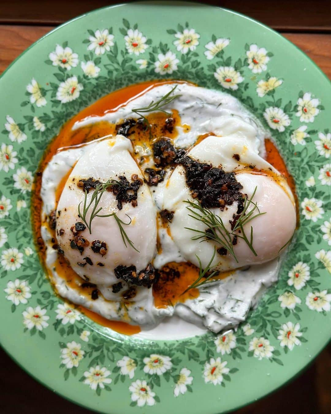 リズ・チェルカソワのインスタグラム：「A collection of my favorite dishes from the last few weeks.  * Poached eggs with garlic and herb infused  @cocojune_organic yoghurt sauce, warm chili oil, and fresh dill * Roasted breakfast radishes with garlicky radish greens over whipped ricotta topped with pickled shallots, and a drizzle of olive oil  * Grilled squid salad with pickled watermelon radishes, avocado, radicchio, spiced crispy chickpeas, sumac, and micro greens over a garlic and dill yogurt sauce  * Jammy eggs over homemade mayo topped with anchovies and dill  * Honey and balsamic glazed figs over whipped feta, topped with caramelized pecans, crispy rosemary, and flaky sea salt * Watermelon and heirloom tomato gazpacho with feta crumbles, chili oil, croutons, and pickled onions * Buttered toast with tomato and basil, topped with a poached egg  #hudsonny  #homecookedmeals #easyrecipesathome #easyrecipes #hudson #hudsonvalleyny」