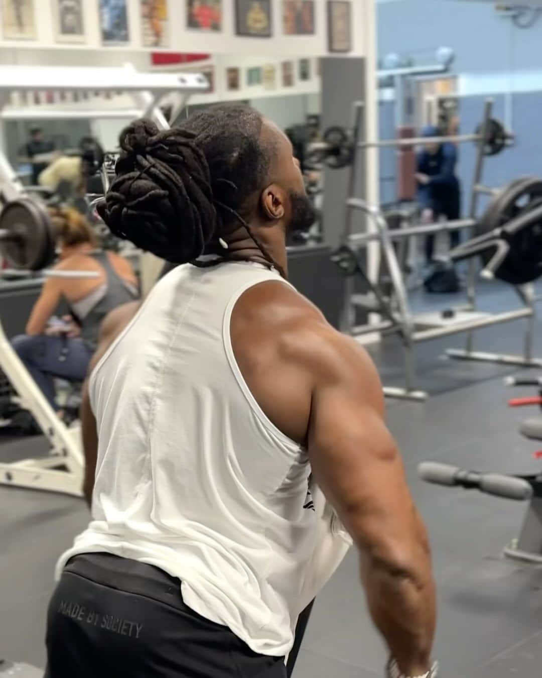 Ulissesworldのインスタグラム：「My secret to boulder shoulders 🪨 Save this for later 💪🏾🔥  Shoulder training targets the deltoid muscles, which consist of anterior, medial, and posterior heads. If you want to blow up those shoulders try these exercises:  Exercises: 1️⃣ Chest Supported Cuban Press 2️⃣ Front & Side Lateral Raise Combo 3️⃣ Shoulder Press Combo 4️⃣ Posterior Delt Fly  5️⃣ Shrug Superset Combo   Strengthening these muscle groups contributes to shoulder stability and mobility.   Incorporating shoulder exercises into your routine enhances overall upper body strength and aesthetics. Your shoulders play a vital role in sculpting your upper body symmetry 💪🏾  #ulissesworld #gym #muscleworksgym   Gym: @muscleworksgym 🔥」