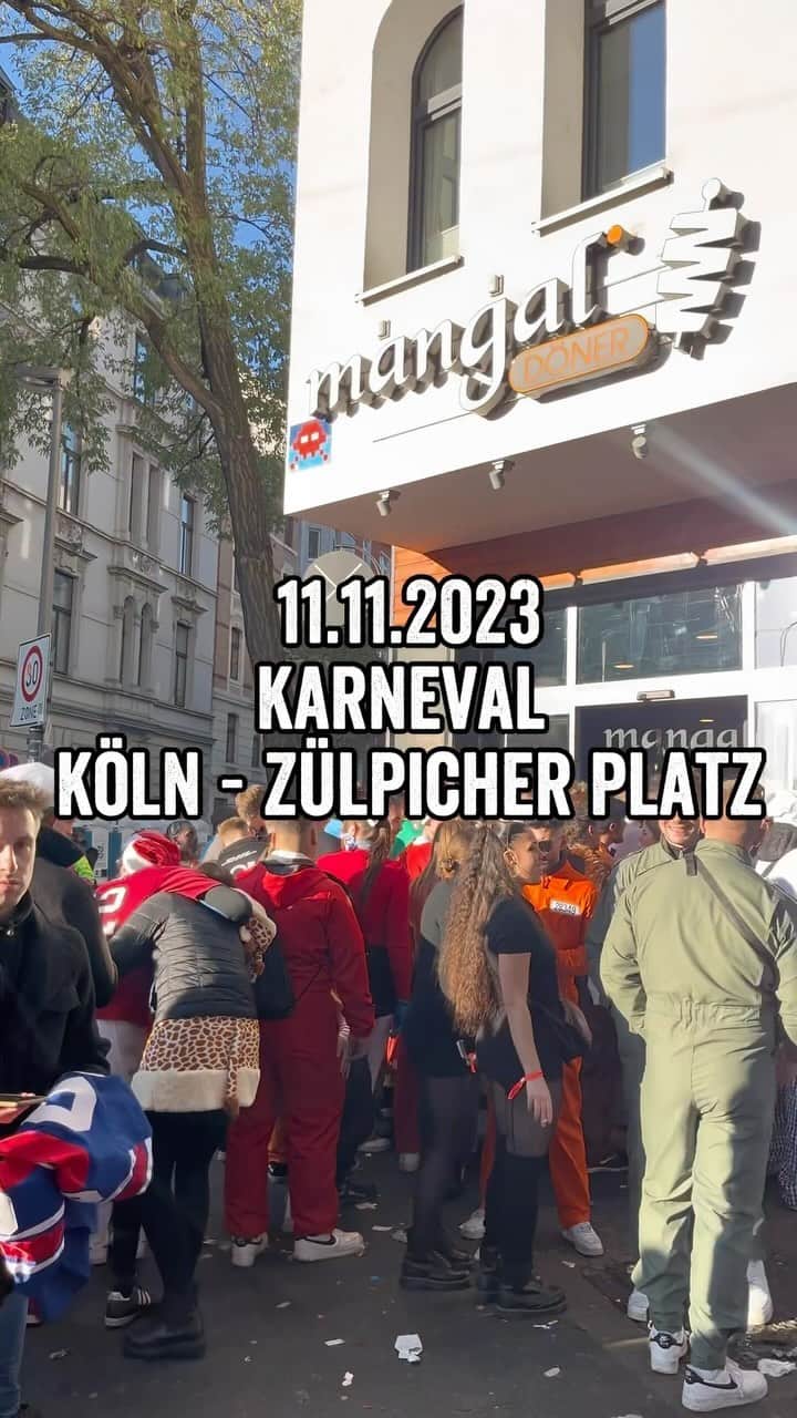 ルーカス・ポドルスキのインスタグラム：「Kölle Alaaf!🎉🎉🥳🥳🔥🔥  Frohen 11.11. an alle Jecken 🚀  Gönnt euch beim Karneval den besten Döner nur bei @mangal_doener 😍  _______________________________ @mtndag @lukaspodolski  #helal #halal #mangal #podolski #lp10 #döner #karneval  #köllealaaf」