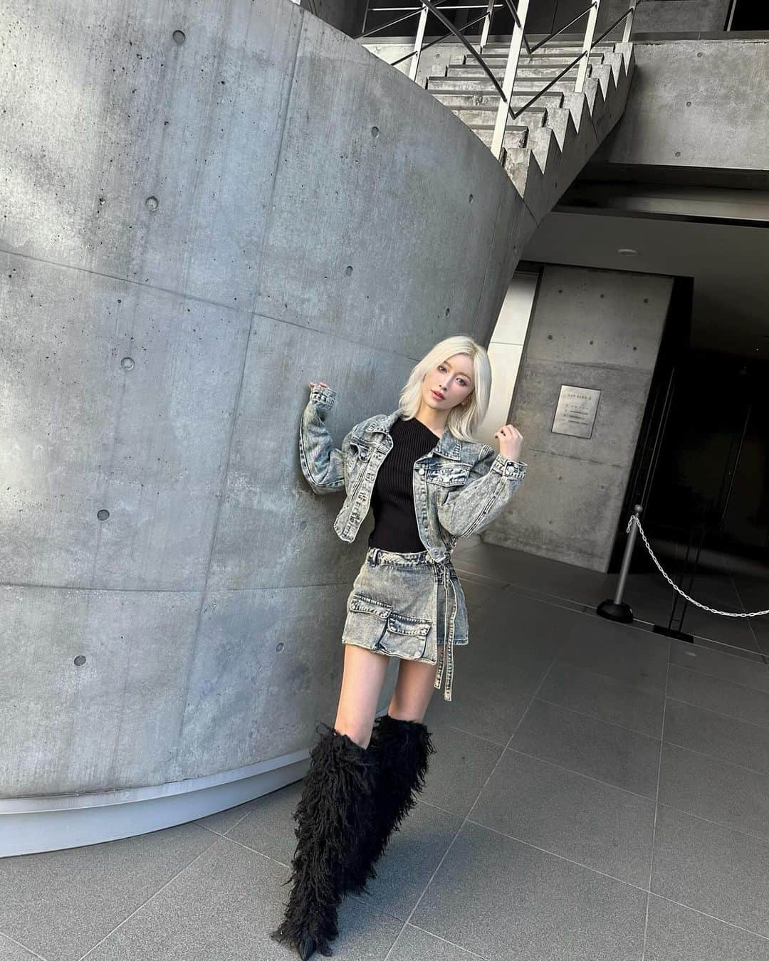美咲あいりのインスタグラム：「_ SHEIN's Black Friday🩶 ⁡ ⁡ ⁡ ▪︎flap pocket curve hem cropped denim jacket  　23028305 ▪︎ flap pocket lap denim coat 　23028237 ▪︎ plain-patterned rib knit sweater 　10836666 ▪︎ fuzzy pointy toe heel shoes 　22956780 ▪︎ drop shoulder Sweatshirts & shorts 　23567846 ⁡ ⁡ 1～5999円まではセール価格より15%OFF 6000円以上は20%OFF♡ 利用期限：12月末まで ⁡ ⁡ Coupon codo 【 BFJP354 】 ⁡ ⁡ 試すたび　好きが見つかる　届くたび　好きが増えてく♡ @shein_japan @sheinofficial  #SHEINblackfriday #SHEINGoodFinds #SHEINforAll #loveshein #ad #saveinstyle #DazyHyunA」