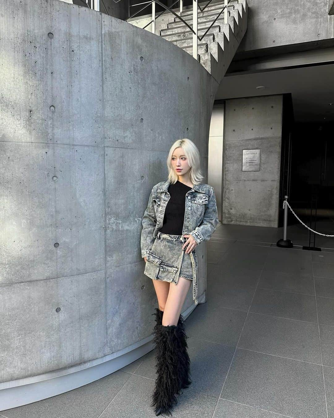 美咲あいりさんのインスタグラム写真 - (美咲あいりInstagram)「_ SHEIN's Black Friday🩶 ⁡ ⁡ ⁡ ▪︎flap pocket curve hem cropped denim jacket  　23028305 ▪︎ flap pocket lap denim coat 　23028237 ▪︎ plain-patterned rib knit sweater 　10836666 ▪︎ fuzzy pointy toe heel shoes 　22956780 ▪︎ drop shoulder Sweatshirts & shorts 　23567846 ⁡ ⁡ 1～5999円まではセール価格より15%OFF 6000円以上は20%OFF♡ 利用期限：12月末まで ⁡ ⁡ Coupon codo 【 BFJP354 】 ⁡ ⁡ 試すたび　好きが見つかる　届くたび　好きが増えてく♡ @shein_japan @sheinofficial  #SHEINblackfriday #SHEINGoodFinds #SHEINforAll #loveshein #ad #saveinstyle #DazyHyunA」11月12日 0時28分 - misakiairi