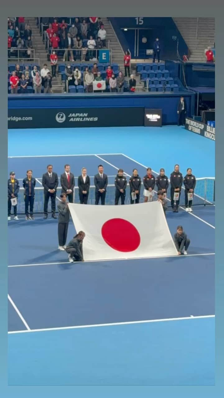 森上亜希子のインスタグラム：「Big congrats to Team Japan 🇯🇵  BJK日本代表、スタッフの皆さん本当におめでとうございます‼️ そして、コロンビアの選手も素晴らしい試合、素晴らしいファイトありがとうございました‼️  私が出場した時はフェドカップと言われていた時代でしたが、私は本当にフェドカップが大好きでした‼️ 国を代表して戦うという事の誇り、個人戦にはない重圧。 観客の皆さんもチームとなり会場を盛り上げて下さり、応援して下さり全てが最高でした。  そして、まさに今日は会場が一体となった瞬間でした！  娘は初めてBJKを会場で観て色んな事を感じたようです。 娘にとっても素晴らしい経験になりました。  そして、コロンビアの代表監督のファビオラとはジュニア時代から共に戦い久しぶりの再開がとっても嬉しかったです！ お互い引退してもこうやって再開させてくれるテニスに心から感謝です。  改めて、Team Japan,Team Ai、心からおめでとうございます㊗️  #bjk #tennis  #tennisplayer  #勝利 #最高 #テニス #感謝 #jwt50」