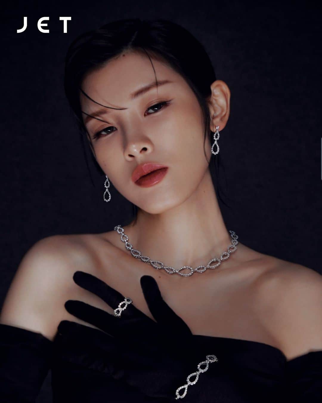 ハリー・ウィンストンのインスタグラム：「@JetMagHK featuring the elegant teardrop silhouette of the Diamond Loop collection by Harry Winston. #HarryWinston Model: @PantherChan Photographer: @OliviatSangHK Stylist: @Calvin.wtf」
