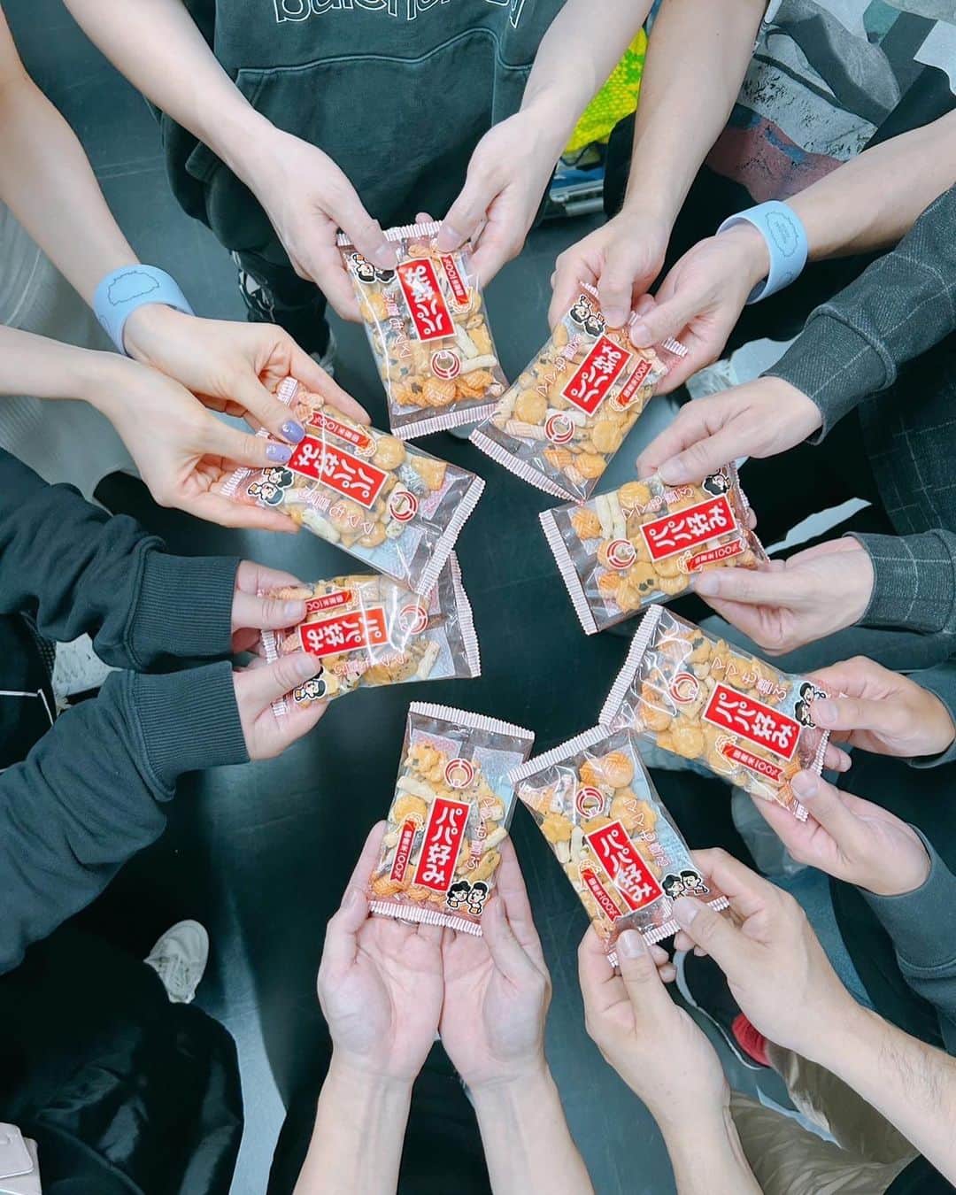 Aimerさんのインスタグラム写真 - (AimerInstagram)「⚯̫  仙台のあなたは最高です。 SENDAI GIGSさんも最高です。 ﾔﾝﾔﾝﾔﾔｰﾝ🎢  I loove Sendai & Sendai Gigs! with my band members and my favorite cubic rice crackers,"papagonomi(パパ好み)"😻  I also like "kikufuku(喜久福)"♡」11月12日 0時44分 - aimer_0907_official