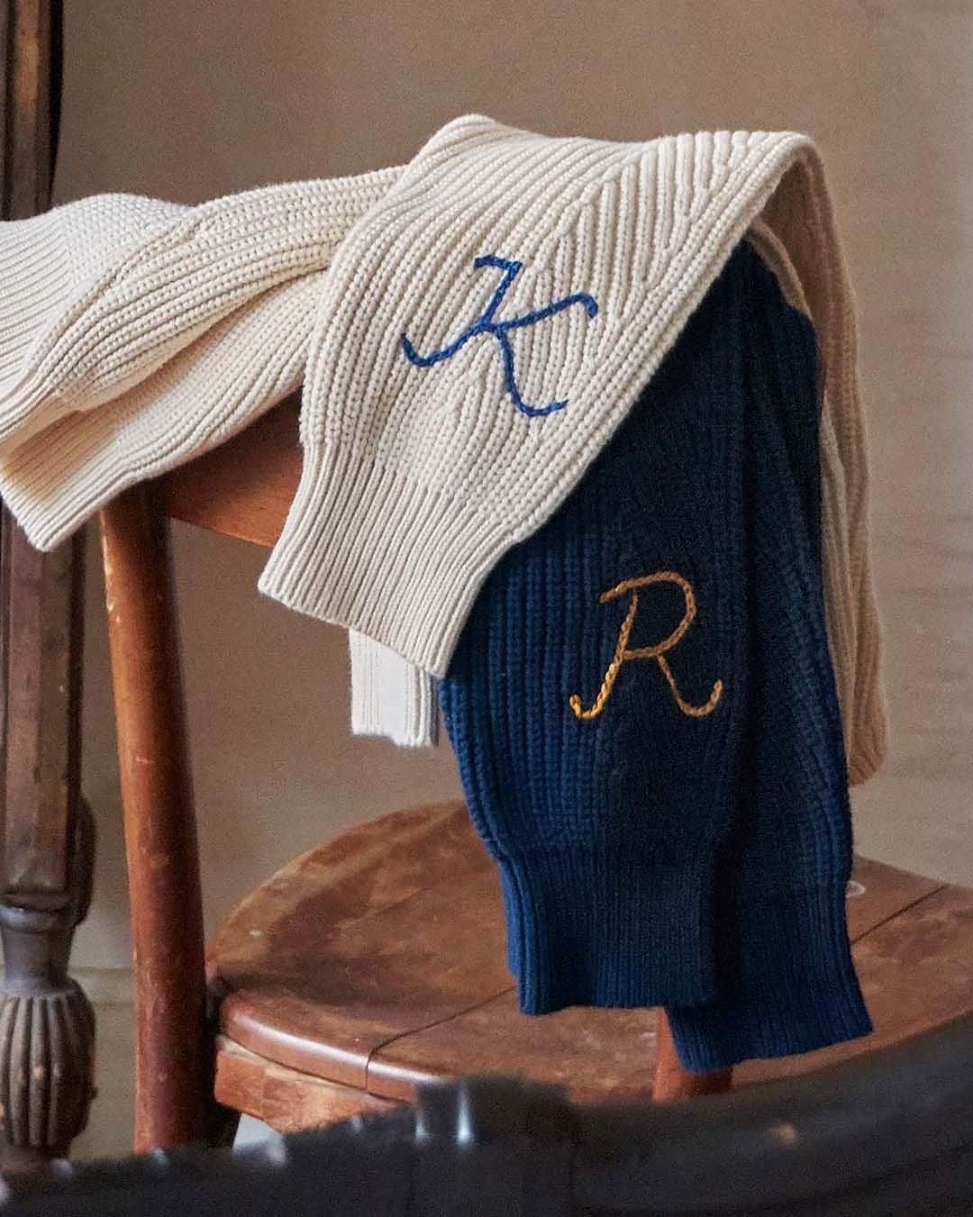 デミリーのインスタグラム：「A gift for someone special—their monogram embroidered on an Organic Cotton Chelsea Sweater. Order by 12/8 to ensure holiday delivery!」