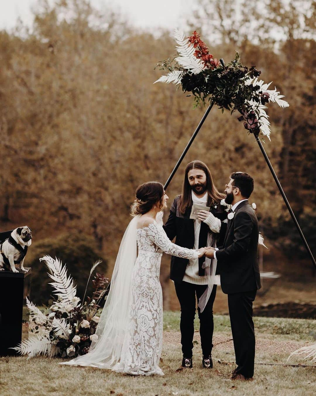 itsdougthepugさんのインスタグラム写真 - (itsdougthepugInstagram)「“When u took ur ring bearer duties VERY seriously” -Doug   Happy FIVE year anniversary to my humans, @lesliemosier and @robchianelli 🤍」11月12日 0時45分 - itsdougthepug