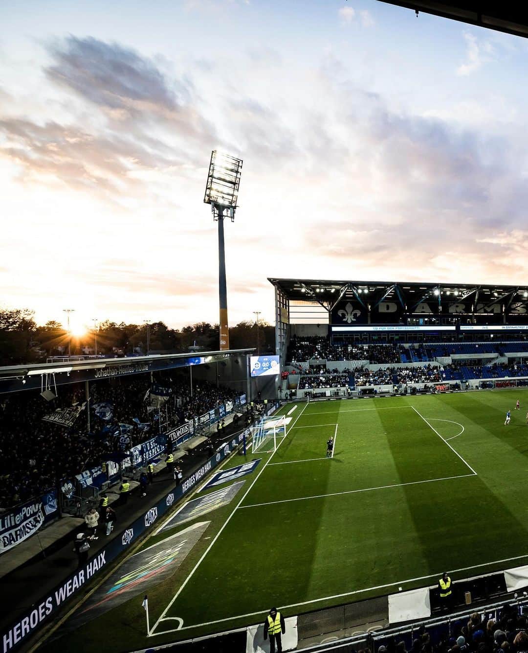 SVダルムシュタット98のインスタグラム：「Spielgeschehen bis dato noch ereignisarm… Darmstädter Abendhimmel dagegen ein Träumchen 🤩👌🏻 #sv98 #Lilien #Darmstadt #Bundesliga #SVDM05」