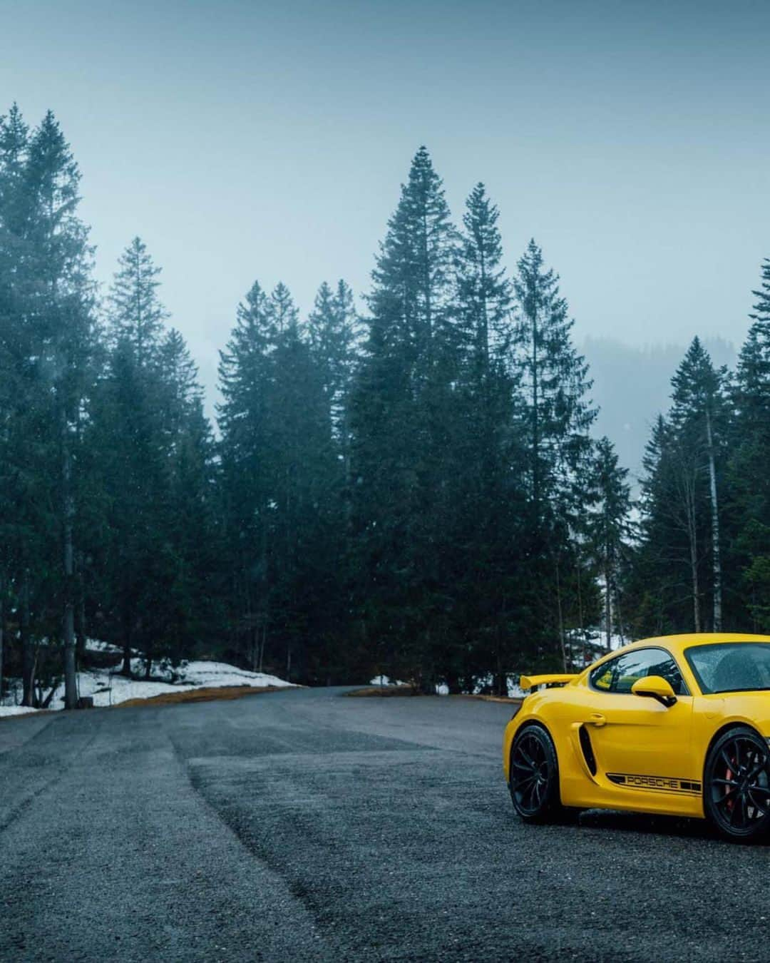 Porscheさんのインスタグラム写真 - (PorscheInstagram)「You'll see us coming from a mile away.  📸 @tomkahler 🚙 @ysooslow #PorscheMoment」11月12日 1時00分 - porsche