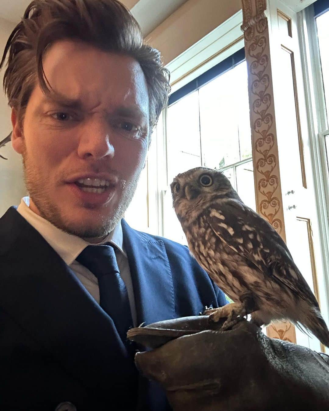 ドミニク・シャーウッドのインスタグラム：「Met another fucking owl!!! He’s called Archie!!!!   #duck」