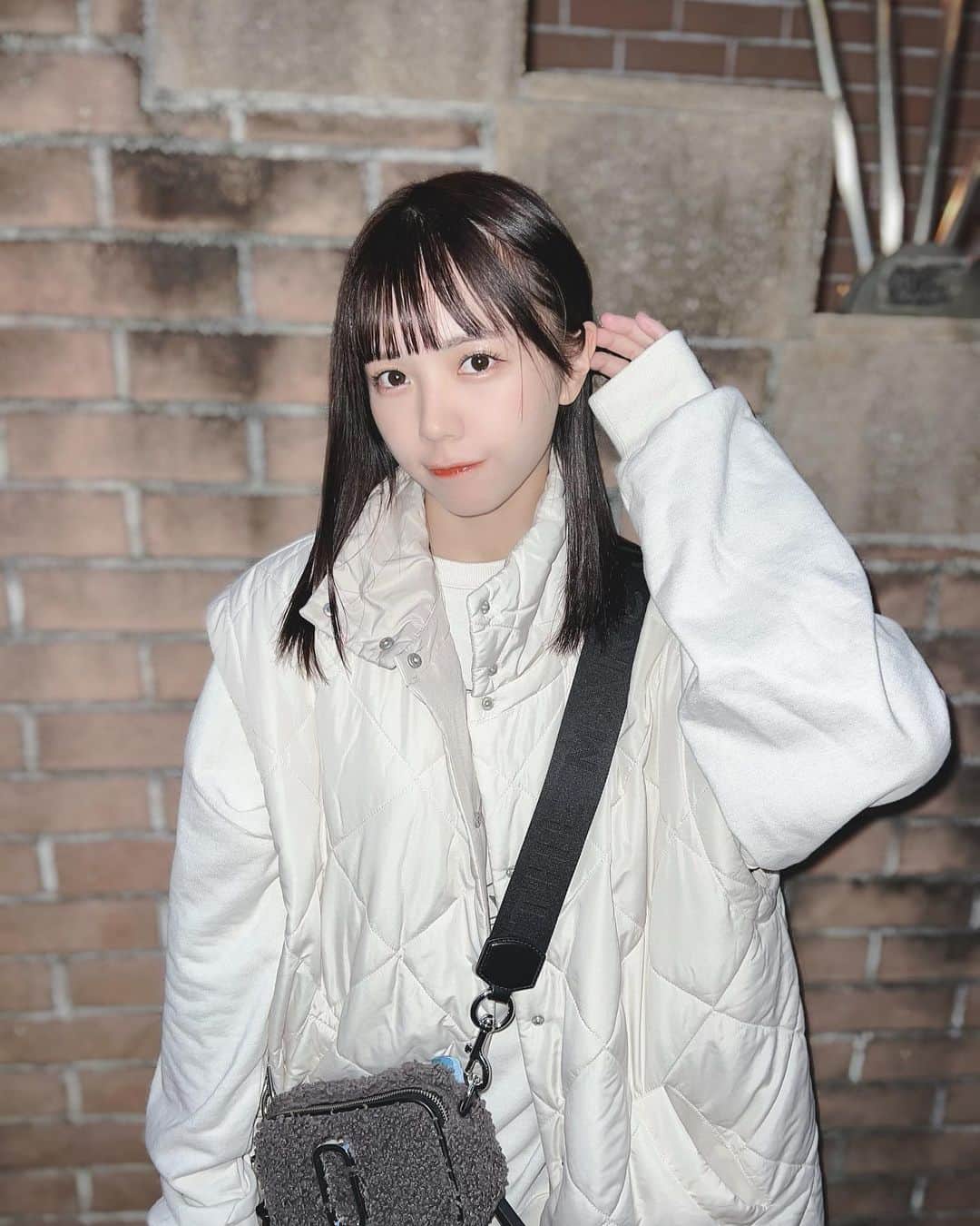 日南遥のインスタグラム：「⁡🌙  ⁡ こんばんは〜 ⁡ 月曜日に美容院行った時の さらさらひなみさんです💇‍♀️ ⁡ ⁡ 今週はおうちから1歩も出ない日が なかったことに気づいたので おうちで休養日にしました🏠 ⁡ 映画観てDbDでグレード上げして うちのちゃちゃくんとだらだら過ごしていたら iPhoneのヘルスケアで見れる 歩数が脅威の8歩でした🚶‍♀️ ⁡ たぶん自炊(?)の8歩です(とは) ⁡ ⁡ みなさんは何をしてすごしましたかー？ ⁡ バイトやお仕事のみなさんは おつかれさまでした🍵えらい ⁡ ⁡ あした❕ ⁡ 『静大祭in浜松』 📍静岡大学浜松キャンパス野外メインステージ 入場開始13:00- 🎤13:20-13:50 🗣14:30-16:30 ⁡ 静岡大学さんにおじゃましちゃいます！🏫 ぜひ遊びにきてくださいー！！ ⁡ 土曜日おつかれさまでした🍵 またあした〜 ⁡ ⁡」