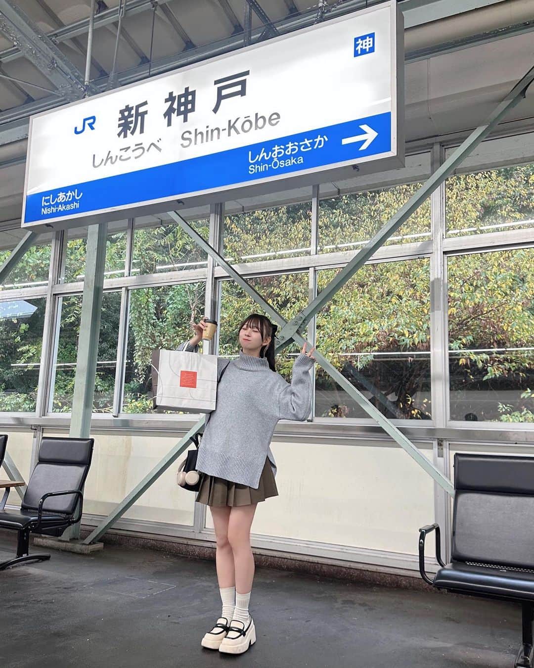 松田美里のインスタグラム：「1泊2日のご褒美ロケ！in神戸！ OPENRECお楽しみに〜、、 こんなに羽根伸ばしてる姿あんま見れん気がする（笑）  あとは大人になってする旅行は久々で、 以前の私たちよりももっと楽しみ方が濃く深くなったなあと しみじみでした」