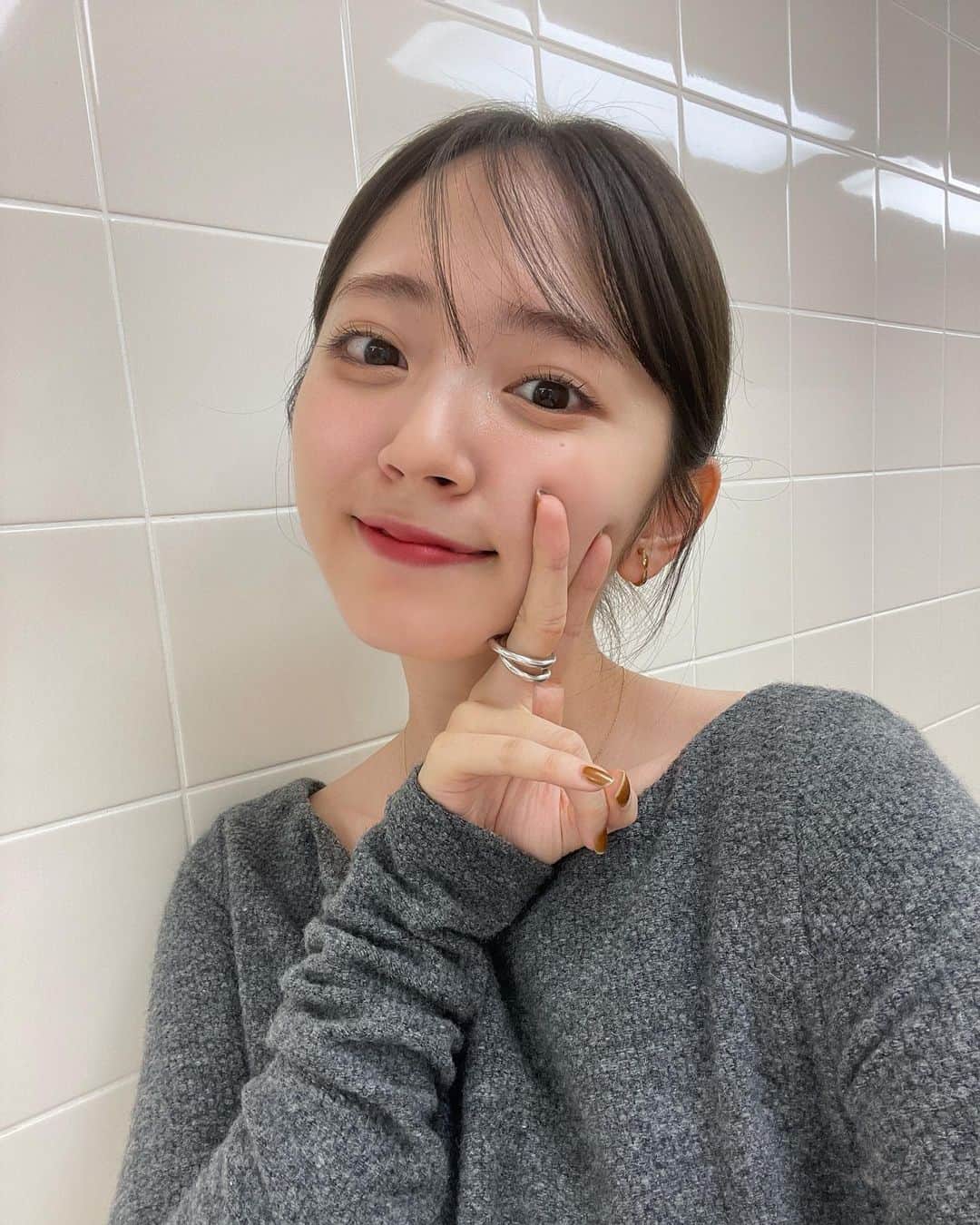 のインスタグラム：「✴︎ フォロワー様１００万人突破😊 ありがとうございます〜！！！！！！ ⁡ Instagram始めてから6年くらい。 °C-ute解散してから、割とすぐ立ち上げた記憶なので そこからももうそんな経つのかぁ〜としみじみ。 ⁡ 思えば、ソロになって初めての自分管理？自己プロデュース？のお仕事がInstagramだったなーと。 ⁡ 数字が全てではないとはいえ、とても嬉しいです☺︎ なんてことない投稿をいつも見てくださり、ありがとうございます🫶 ⁡ これからもこの場を通してみんなとコミュニケーション取れたらなと思うので、変わらずよろしくね。 ⁡ さて、明日はクラシックTVの公開収録。 今日はそのリハーサルをしてきました。 ⁡ 私服をチラリ。 @sato_harumi__official デザインのワンピース☺︎ 大人でかわいい〜 最近届いたリングもお気に入り☺︎ @lohmejewelry  ⁡ 最近30も手前ということでお肌のメンテナンスの体験にいってみてから、撮影のない日はお肌のみすっぴんにしてるんだ〜調子良くて嬉しい☺️ ⁡ 明日来られる皆様、素敵な時間にしましょうね🎻 ⁡ #スズキノシフク」