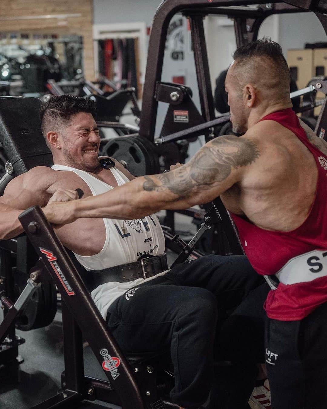 Hidetada Yamagishiさんのインスタグラム写真 - (Hidetada YamagishiInstagram)「Repost from @kanekinfitness • Day 2.  Great chest day with @hideyamagishi  トレーニングに対する姿勢を更に学べた気がする。 レジェンドとのトレーニングはマジキツイけど達成感が物凄くあって結局楽しい🔥  @nick_walker39 looking like a freaking freight train.😱 Wishing for a speedy recovery 🙏🏼  Was a little speechless when @dannyhester just casually walked into the gym🔥  @lyft.official presents動画シリーズお楽しみに！  So many great machines at @powerhousegymlasvegas  Check them out if you’re in the area!」11月12日 1時03分 - hideyamagishi