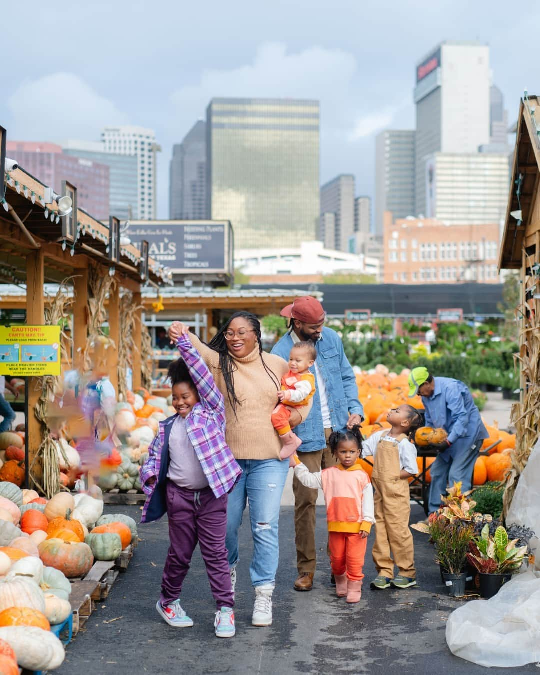 L.L.Beanのインスタグラム：「There's no season quite like "cozy morning at the farmers' market with the family" season. #BeanOutsider (📸: @karissfarris)」