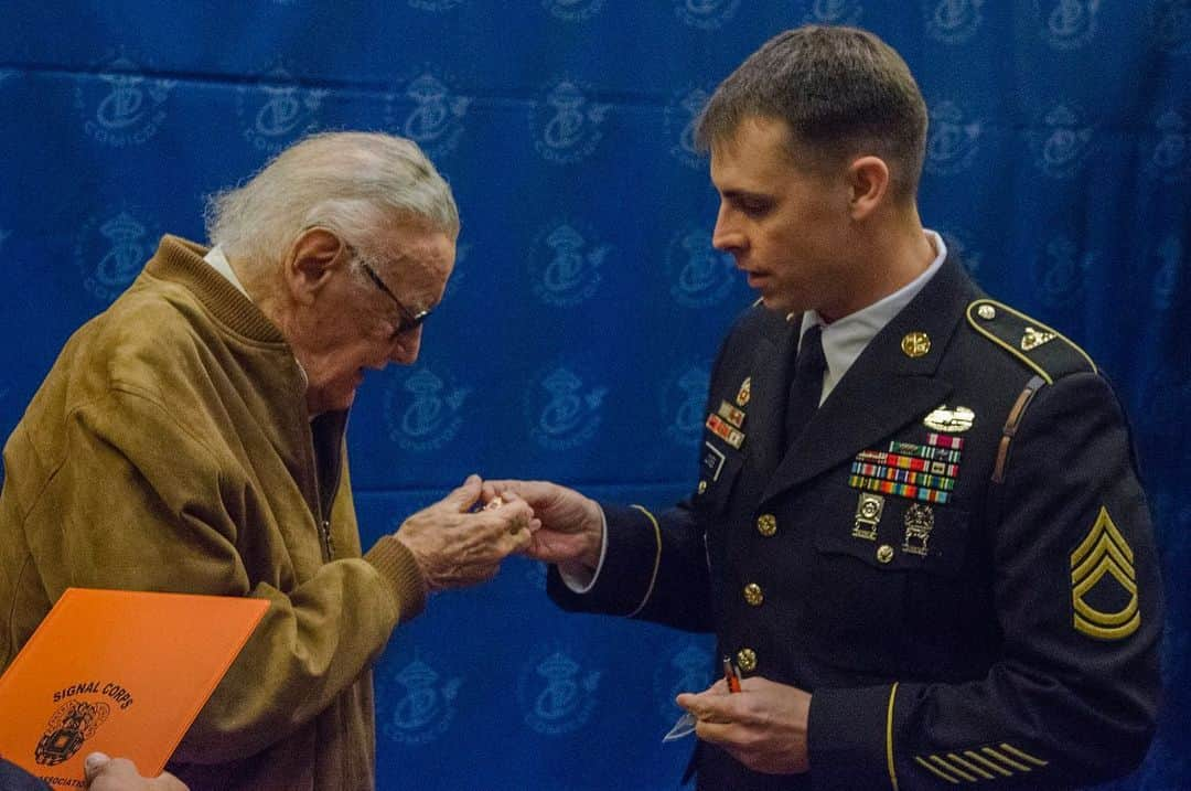 スタン・リーさんのインスタグラム写真 - (スタン・リーInstagram)「Stan was a proud veteran of the US Army, serving in the Signal Corps during WW2. He always graciously talked about his service and supported fellow veterans.   To commemorate #VeteransDay, here’s a throwback to 2017 when Stan was inducted into the Signal Corps Regimental Association. He was thrilled to receive such an esteemed honor. #StanLee   (Photos from 1-2 Stryker Brigade Combat Team)」11月12日 1時06分 - therealstanlee