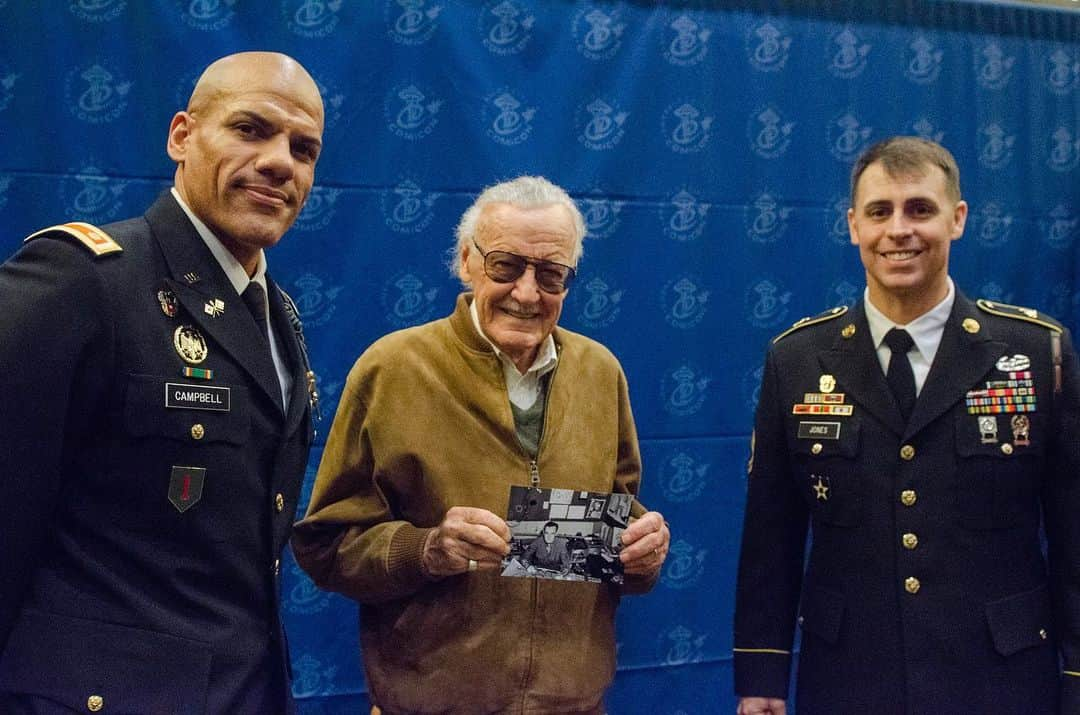 スタン・リーさんのインスタグラム写真 - (スタン・リーInstagram)「Stan was a proud veteran of the US Army, serving in the Signal Corps during WW2. He always graciously talked about his service and supported fellow veterans.   To commemorate #VeteransDay, here’s a throwback to 2017 when Stan was inducted into the Signal Corps Regimental Association. He was thrilled to receive such an esteemed honor. #StanLee   (Photos from 1-2 Stryker Brigade Combat Team)」11月12日 1時06分 - therealstanlee