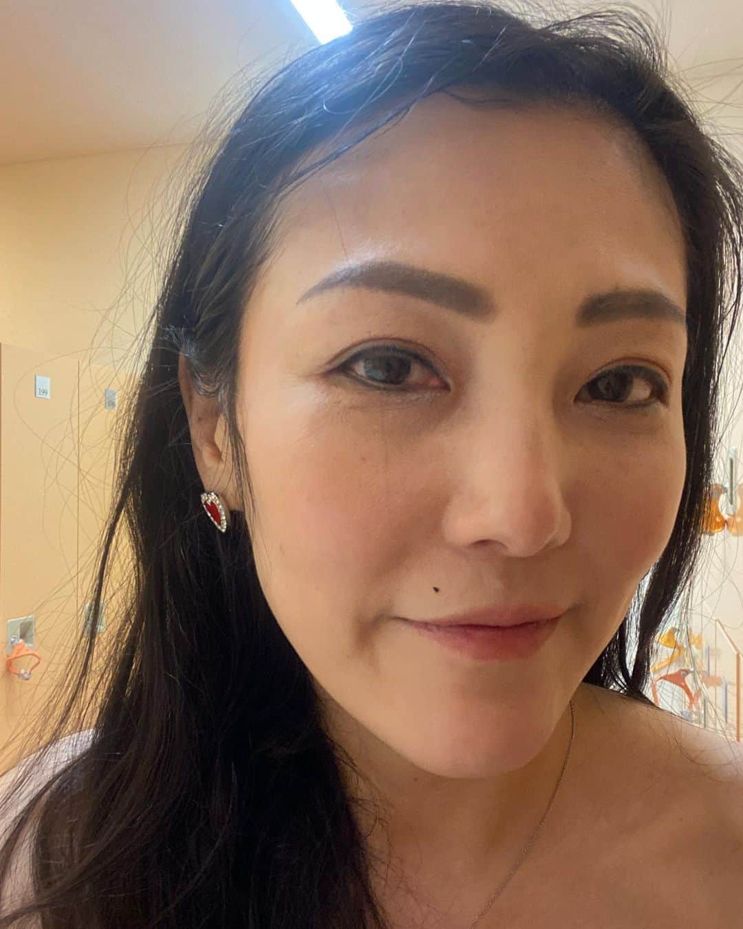 福山理子さんのインスタグラム写真 福山理子instagram 「ジムついて、ヘルメット脱いだら 顔にゴミが🥸 口の上に、ホクロ があると