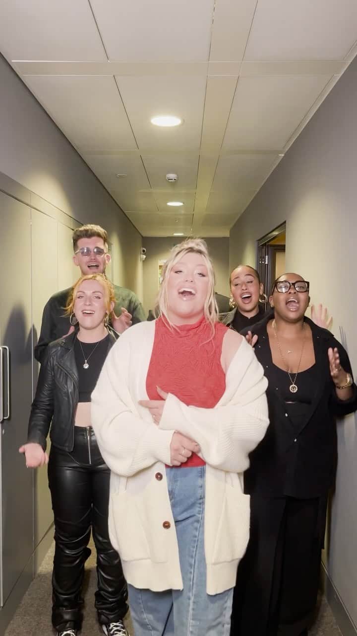 エラ・ヘンダーソンのインスタグラム：「Rest Of Our Days with @cianducrot is out now! 🎄💖 E x x x #restofourdays #christmas #newmusic #choir」
