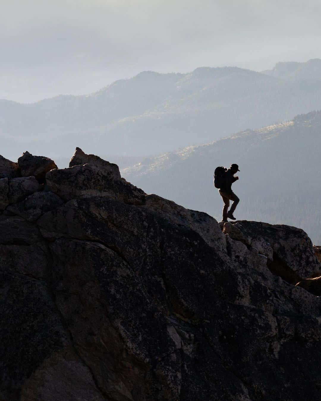 オボズのインスタグラム：「From 14,000 ft summits, to the city paths of Baltimore -  Veteran and Trailblazer, @black_sherpa has climbed all 58 of Colorado’s 14ers and evolved his experiences into a mission of bringing other underrepresented populations and the youth of Baltimore into the outdoors.  There’s so much more to come on the trail for Evan and all of the Veterans with whom we share the trail. We’re thankful to those who have and continue to serve.  Watch Evan’s story: Just a Kid From Baltimore - link in bio」