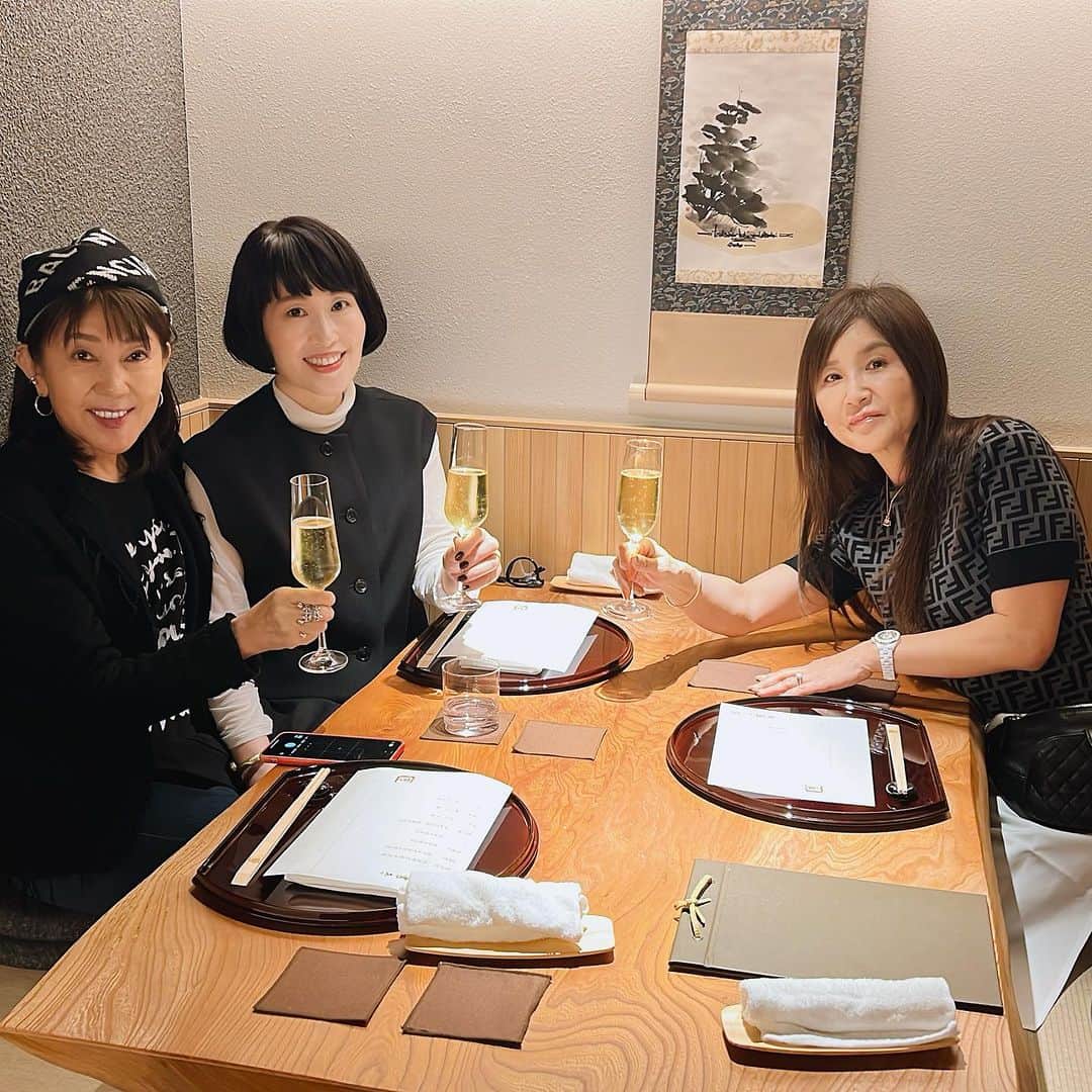 小林ひろ美さんのインスタグラム写真 - (小林ひろ美Instagram)「アメリカから一時帰国している友だちと美味しい和食を楽しみました。今回もUNIQLOメガネがイイねという話題になり、順番にかけてみることに😆やっぱりこのメガネ、なかなか優秀かも💕  #トムフォード風 #ユニクロメガネ #女子会ディナー #代々木上原グルメ  #割烹葵 #ごちそうさまでした」11月12日 1時13分 - hiromi_kobayashi__