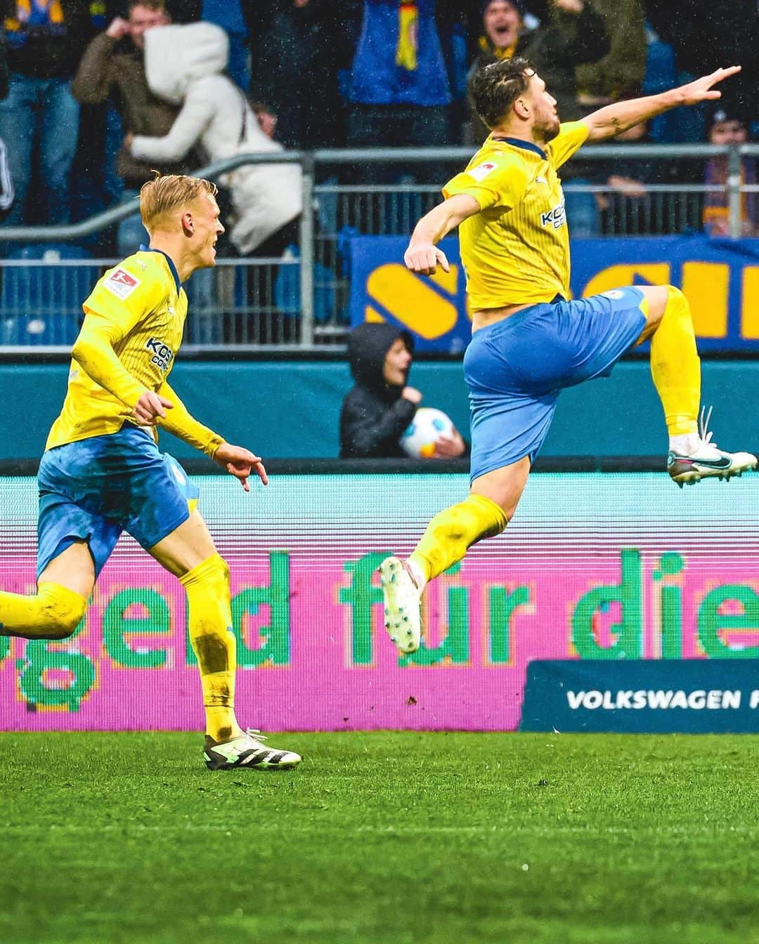 アイントラハト・ブラウンシュヴァイクのインスタグラム：「Einer für 𝗝𝗘𝗗𝗘𝗡 Jahresrückblick!⚡️🤩  _____ #wirsindeintracht #ebsosn 📸 @kuntergrau.13」