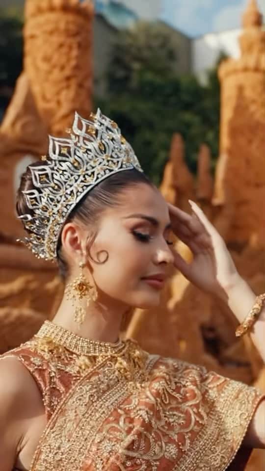 イリス・ミトゥネールのインスタグラム：「The Universe is watching, will you? 🎟️ Get your virtual tickets to livestream the @missuniverse Preliminary Competition and National Costume Show streaming exclusively on @livebashwastaken   #missuniverse #missuniverso #72ndmissuniverse #livebash #livestream」