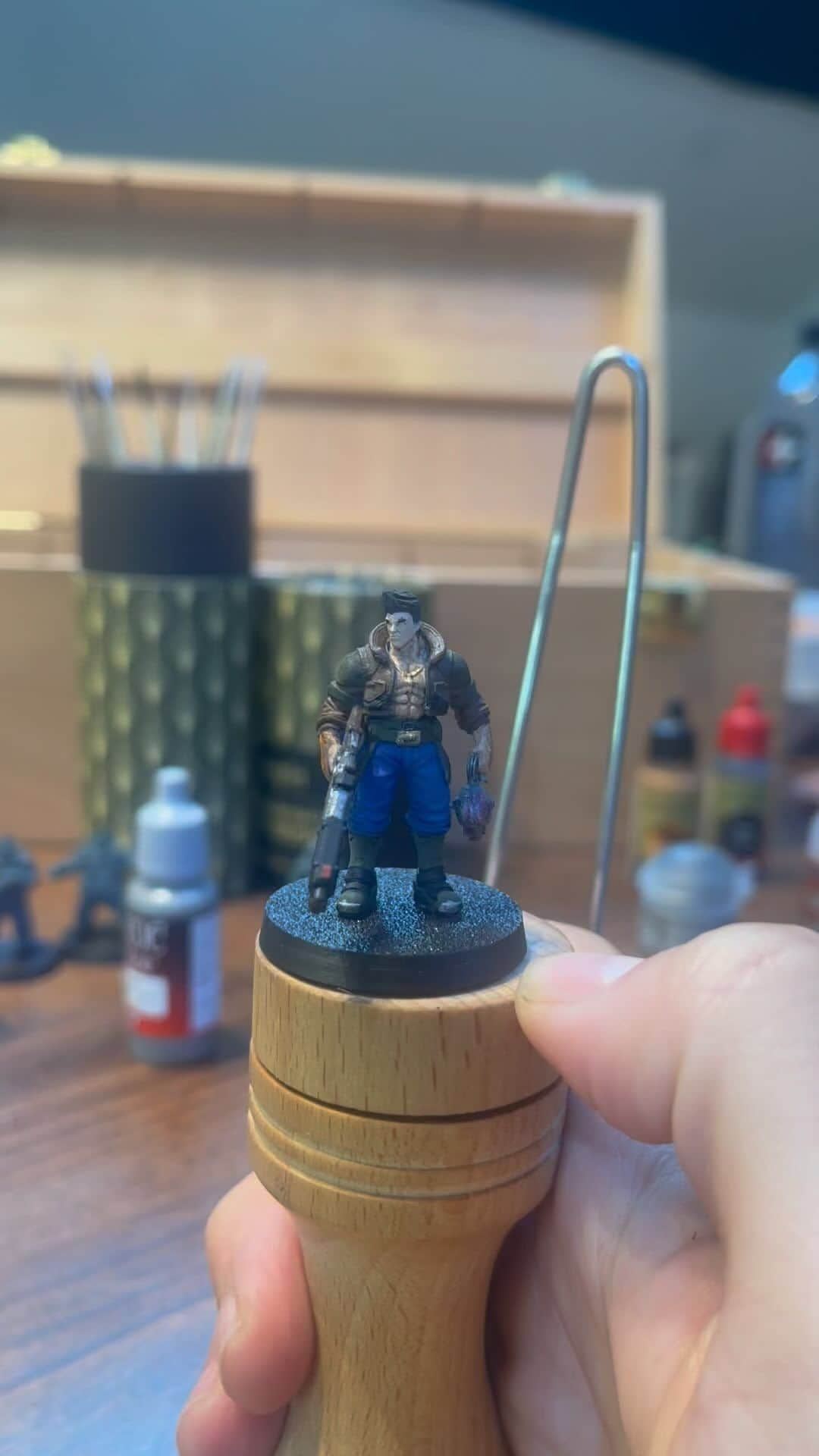 フレディ・プリンゼ・ジュニアのインスタグラム：「The Hunter   First time experimenting with washes. I was a bit heavy handed but I’ll get better with time. #miniaturepainting  (All my miniatures come from Papsikels cyberpunk minis on Etsy)」