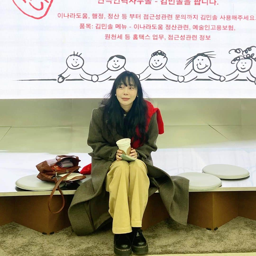 soy kimのインスタグラム：「갑자기 추워진 날씨에 몸도 뇌도 급체해버렸네 😶‍🌫️🤯  I love my new coat though.  #따숩게입고다니세요」