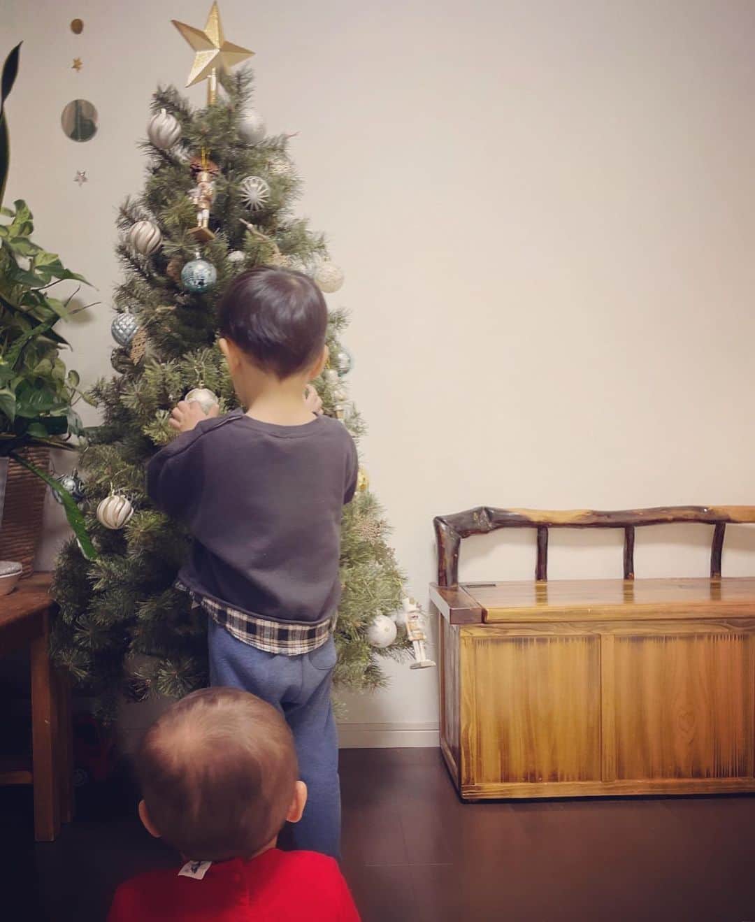 楊原京子のインスタグラム：「少しづつXmasの飾り付けを。 ツリーを出してわくわくしてる子供たちを見ながら、 去年より背が高くなったなぁ....と。👵❤️ 毎年思うんだろうな....😌 ・ ・ #クリスマスツリー #クリスマス #ツリー　#飾り付け  #子供の成長　#長男　#次女」