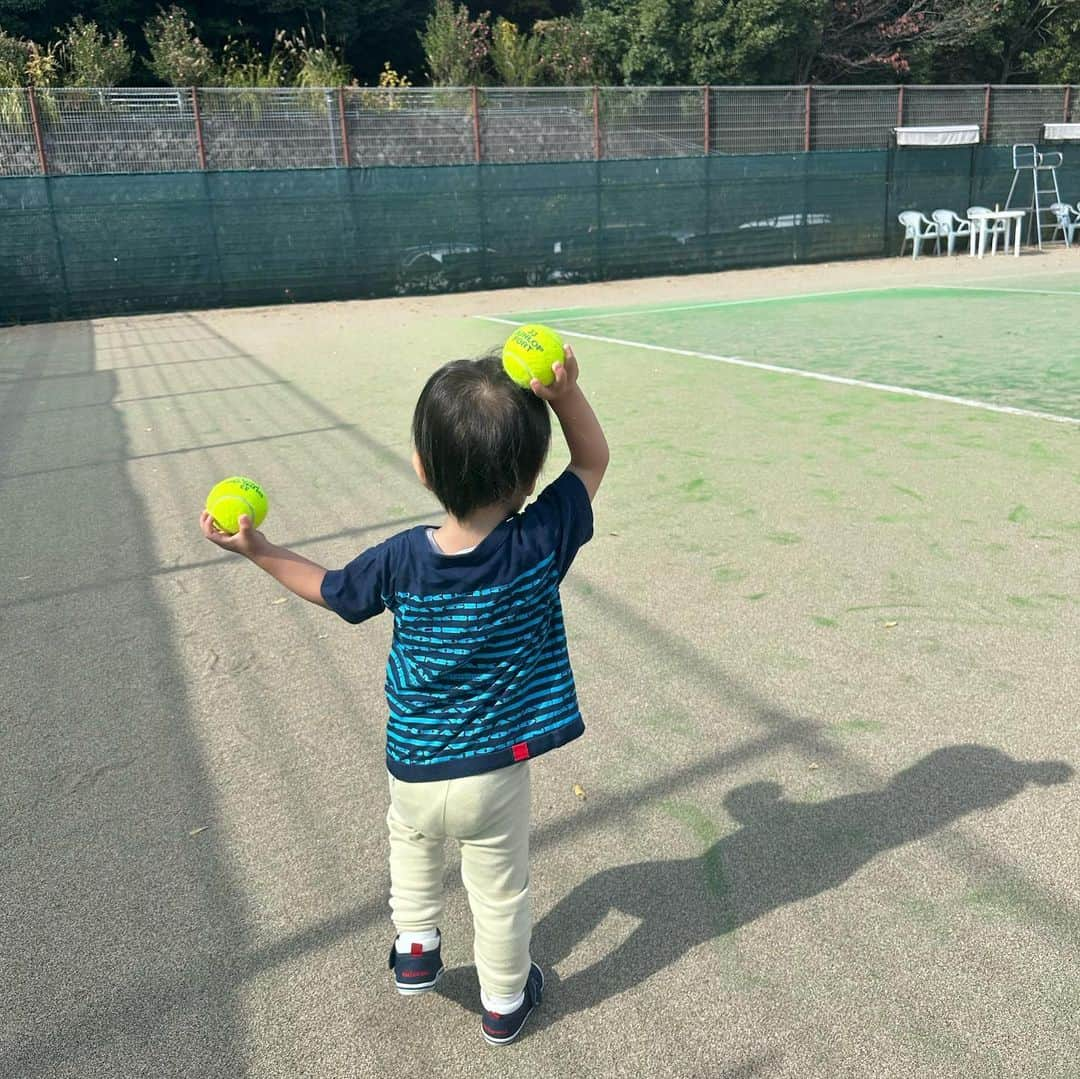 早川茉希さんのインスタグラム写真 - (早川茉希Instagram)「【子連れ旅行in小田原🚈】 三連休に義家族3ファミリーで小田原へ🎵  初の踊り子号に乗りました😍 ホームで息子のクラスメイトファミリーと バッタリ会ってびっくり😆✨  滞在した小田原ヒルトンは 夫ファミリーが昔行っていた思い出の場所☺️✨ 1日目はテニス🎾、バドミントン🏸、 夕食後にカラオケ🎤、お部屋でゲーム😍 2日目もテニス🎾にテラスランチ🥗、 ドッグラン🦮とアクティブに過ごしました🤭💓  子連れにもわんちゃん連れにも最高で 息子もこれまでの旅行で一番楽しんでいたのでは😻💓 初めてのカラオケも歌い終わるたびに 「ぅ〜〜あーーー！！！（激しめ拍手👏）」 と叫んで盛り上げていて笑いました🤣🤣 やっぱりお歌が好き🥰  かなり充実した２日間だったけれど 全然遊びきれなかった🤭 他にも全天候型温水プールや岩盤浴、 ボウリング🎳、キッズルームもあるし ダンスやヨガなどのプログラムも 宿泊者は無料で受けられるらしい😳 プールレッスンまであってすごく充実！  恒例行事になりそうな予感なので 次回も楽しみ🥰🫶  #小田原 #小田原旅行 #子連れ旅行 #リフレッシュ #家族旅行 #子連れスポット #ヒルトン小田原リゾートアンドスパ #ホテルステイ #子連れホテル #子連れホテルプール  #わんちゃんと初絡みの息子 #テニスボールにハマった #久しぶりのバドミントン楽しい #元バド部 #テニスも楽しい #思い出と共に残った #筋肉痛」11月12日 1時35分 - maki_hayakawa