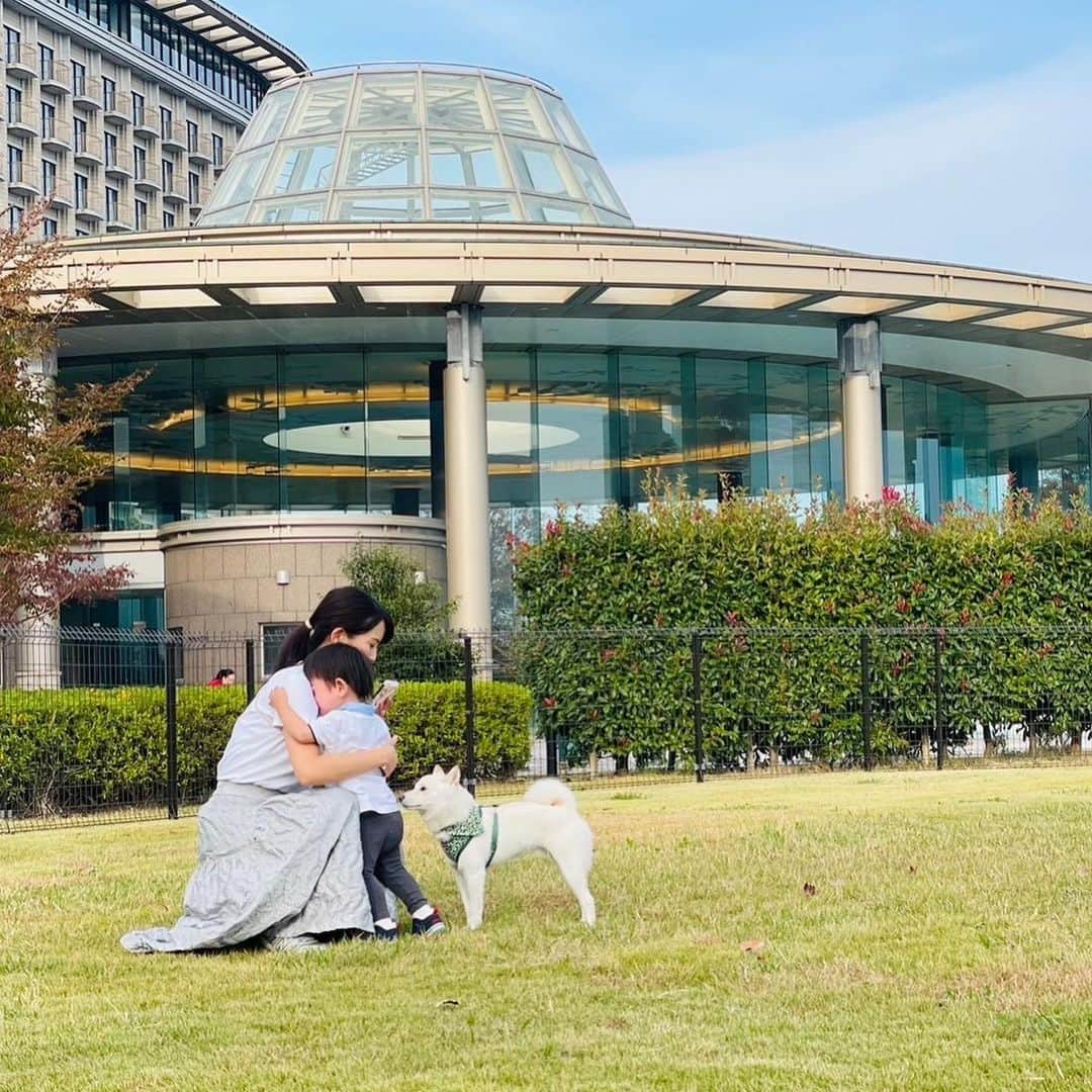 早川茉希さんのインスタグラム写真 - (早川茉希Instagram)「【子連れ旅行in小田原🚈】 三連休に義家族3ファミリーで小田原へ🎵  初の踊り子号に乗りました😍 ホームで息子のクラスメイトファミリーと バッタリ会ってびっくり😆✨  滞在した小田原ヒルトンは 夫ファミリーが昔行っていた思い出の場所☺️✨ 1日目はテニス🎾、バドミントン🏸、 夕食後にカラオケ🎤、お部屋でゲーム😍 2日目もテニス🎾にテラスランチ🥗、 ドッグラン🦮とアクティブに過ごしました🤭💓  子連れにもわんちゃん連れにも最高で 息子もこれまでの旅行で一番楽しんでいたのでは😻💓 初めてのカラオケも歌い終わるたびに 「ぅ〜〜あーーー！！！（激しめ拍手👏）」 と叫んで盛り上げていて笑いました🤣🤣 やっぱりお歌が好き🥰  かなり充実した２日間だったけれど 全然遊びきれなかった🤭 他にも全天候型温水プールや岩盤浴、 ボウリング🎳、キッズルームもあるし ダンスやヨガなどのプログラムも 宿泊者は無料で受けられるらしい😳 プールレッスンまであってすごく充実！  恒例行事になりそうな予感なので 次回も楽しみ🥰🫶  #小田原 #小田原旅行 #子連れ旅行 #リフレッシュ #家族旅行 #子連れスポット #ヒルトン小田原リゾートアンドスパ #ホテルステイ #子連れホテル #子連れホテルプール  #わんちゃんと初絡みの息子 #テニスボールにハマった #久しぶりのバドミントン楽しい #元バド部 #テニスも楽しい #思い出と共に残った #筋肉痛」11月12日 1時35分 - maki_hayakawa