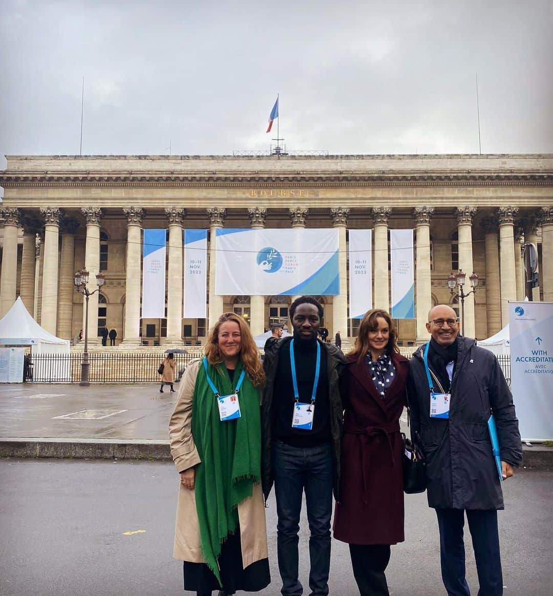 サラ・ウェイン・キャリーズのインスタグラム：「merci mille fois to the @parispeaceforum for inviting us to speak today on the 90 years of humanitarian work @rescueorg has done.  now more than ever i am deeply honored to speak on behalf of an organization who serves the most vulnerable in every global humanitarian crisis.  . there has never been a greater need for this work, and with climate change expected to create even more refugees and displaced peoples worldwide, i am so grateful to have these good people to work with.  . religion, politics, race, culture, gender, sexuality, and economics aside - every human life deserves safety, dignity, and compassion.  period.  . thank you to harlem desir, @ralph.amoussou & @wingerworldwide for your passion and brilliance on the panel today.  . it’s available on youtube for those who want to watch.  link in bio ❤️」