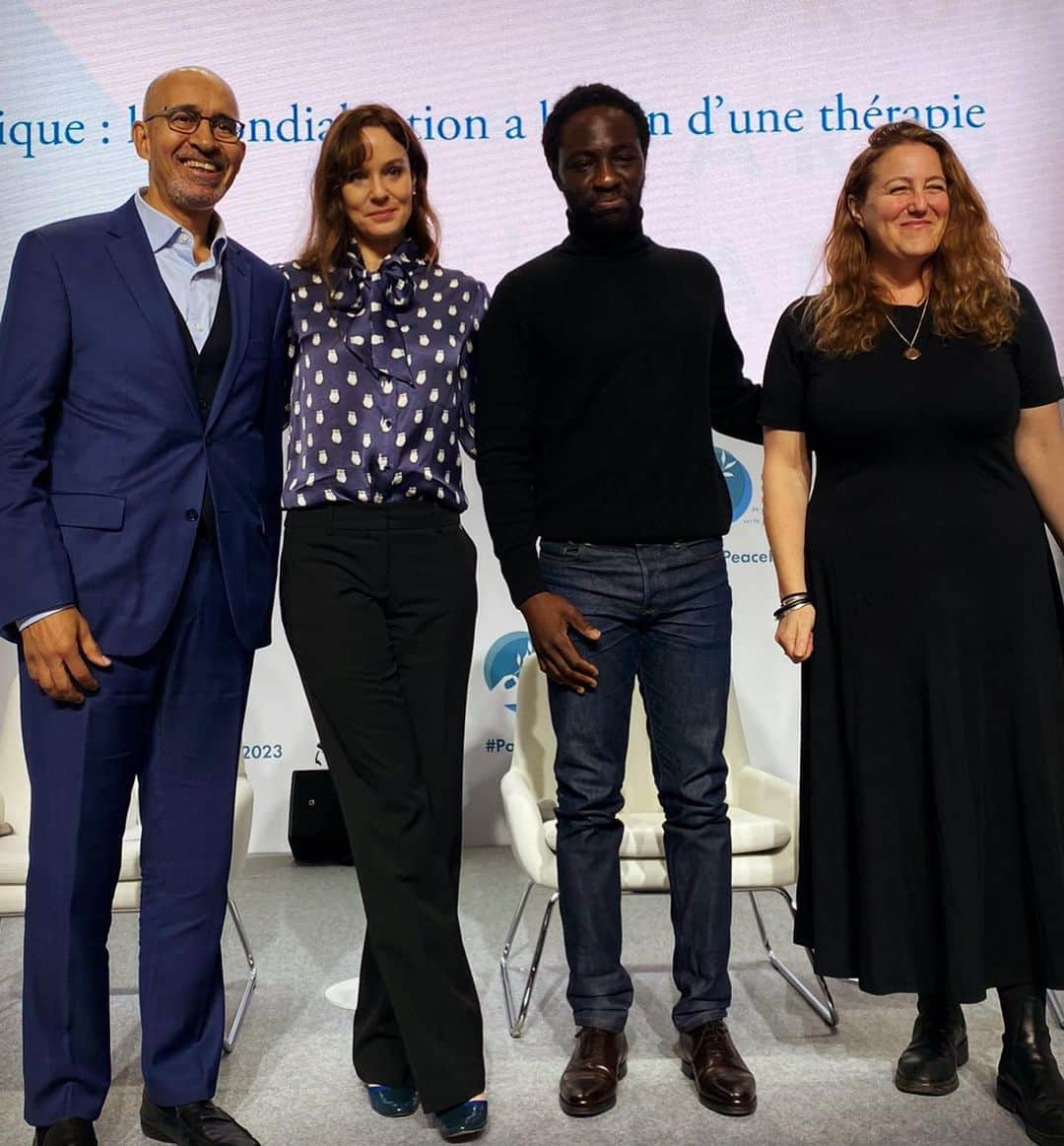 サラ・ウェイン・キャリーズさんのインスタグラム写真 - (サラ・ウェイン・キャリーズInstagram)「merci mille fois to the @parispeaceforum for inviting us to speak today on the 90 years of humanitarian work @rescueorg has done.  now more than ever i am deeply honored to speak on behalf of an organization who serves the most vulnerable in every global humanitarian crisis.  . there has never been a greater need for this work, and with climate change expected to create even more refugees and displaced peoples worldwide, i am so grateful to have these good people to work with.  . religion, politics, race, culture, gender, sexuality, and economics aside - every human life deserves safety, dignity, and compassion.  period.  . thank you to harlem desir, @ralph.amoussou & @wingerworldwide for your passion and brilliance on the panel today.  . it’s available on youtube for those who want to watch.  link in bio ❤️」11月12日 1時28分 - sarahwaynecallies