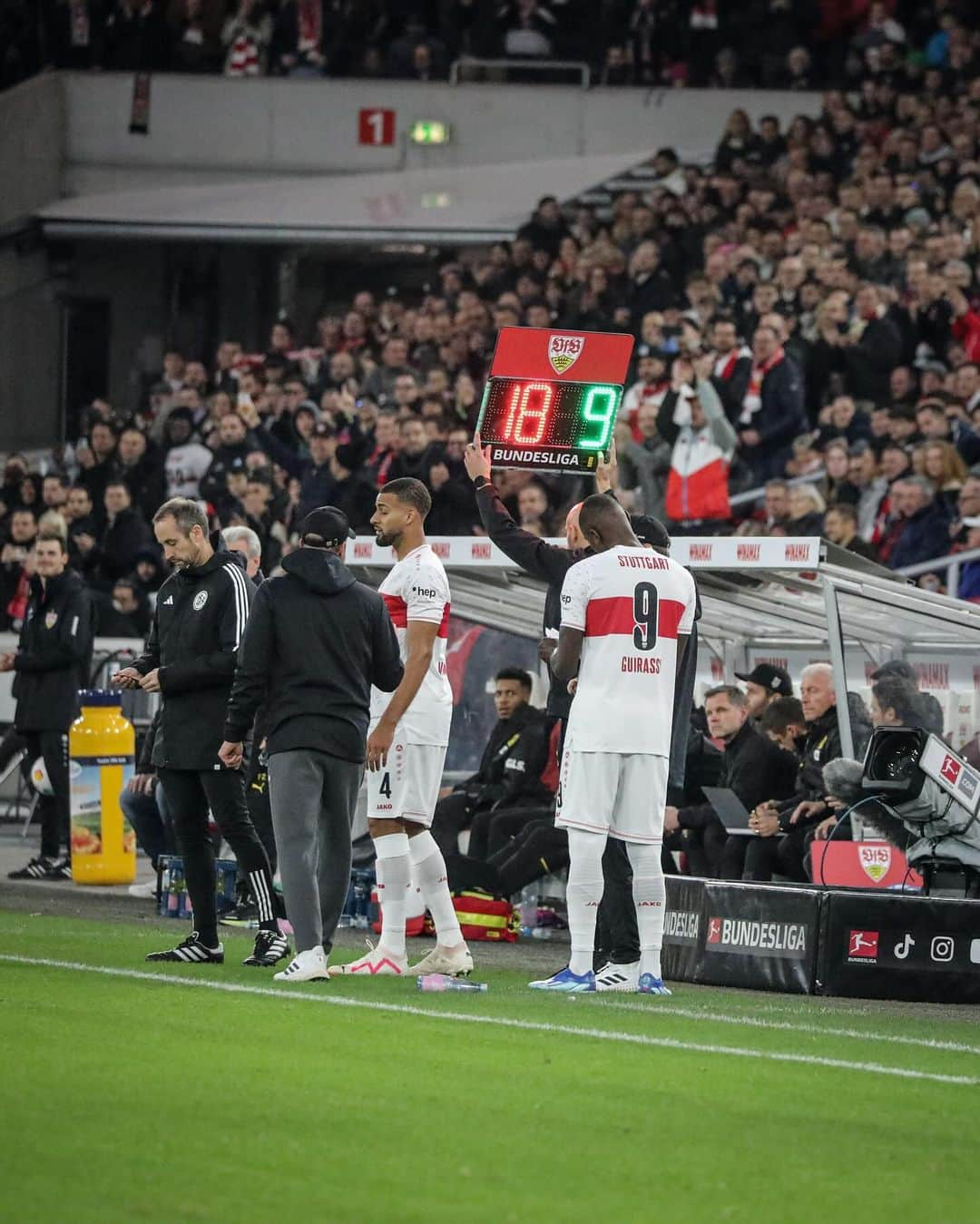 VfBシュトゥットガルトさんのインスタグラム写真 - (VfBシュトゥットガルトInstagram)「HEIMSIEEEEEEG!!! 😍😍😍😍😍😍 _ #VfB #VfBBVB 2:1 #vfbstuttgart #vfbstuttgart1893 #auscannstatt #furchtlosundtreu #VfBInsta」11月12日 1時29分 - vfb