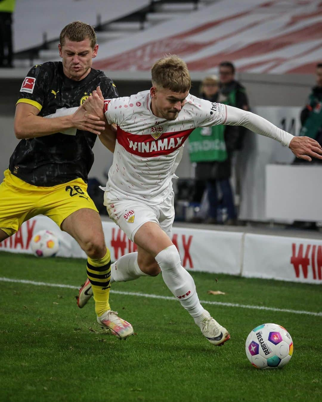 VfBシュトゥットガルトさんのインスタグラム写真 - (VfBシュトゥットガルトInstagram)「HEIMSIEEEEEEG!!! 😍😍😍😍😍😍 _ #VfB #VfBBVB 2:1 #vfbstuttgart #vfbstuttgart1893 #auscannstatt #furchtlosundtreu #VfBInsta」11月12日 1時29分 - vfb