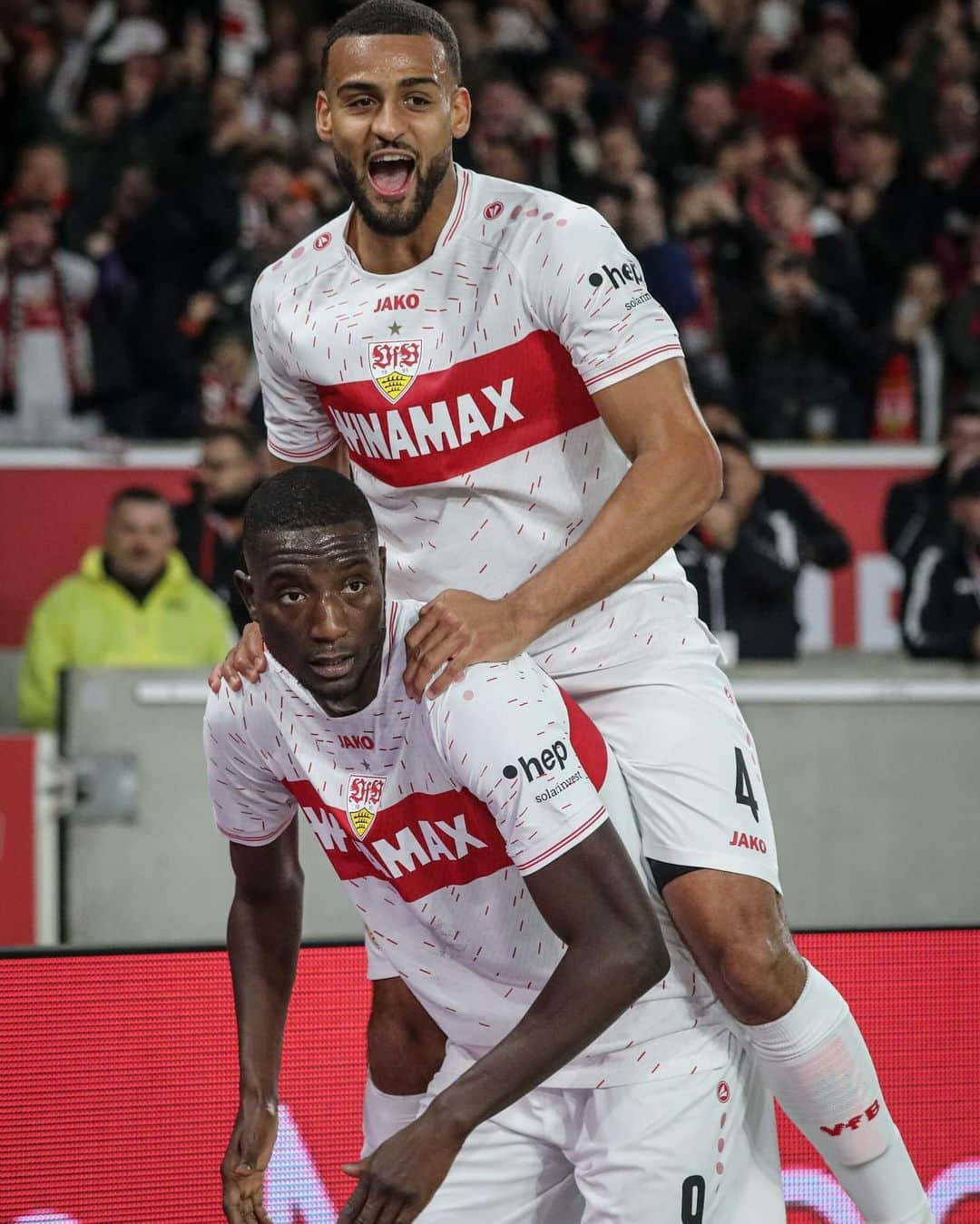 VfBシュトゥットガルトのインスタグラム：「HEIMSIEEEEEEG!!! 😍😍😍😍😍😍 _ #VfB #VfBBVB 2:1 #vfbstuttgart #vfbstuttgart1893 #auscannstatt #furchtlosundtreu #VfBInsta」