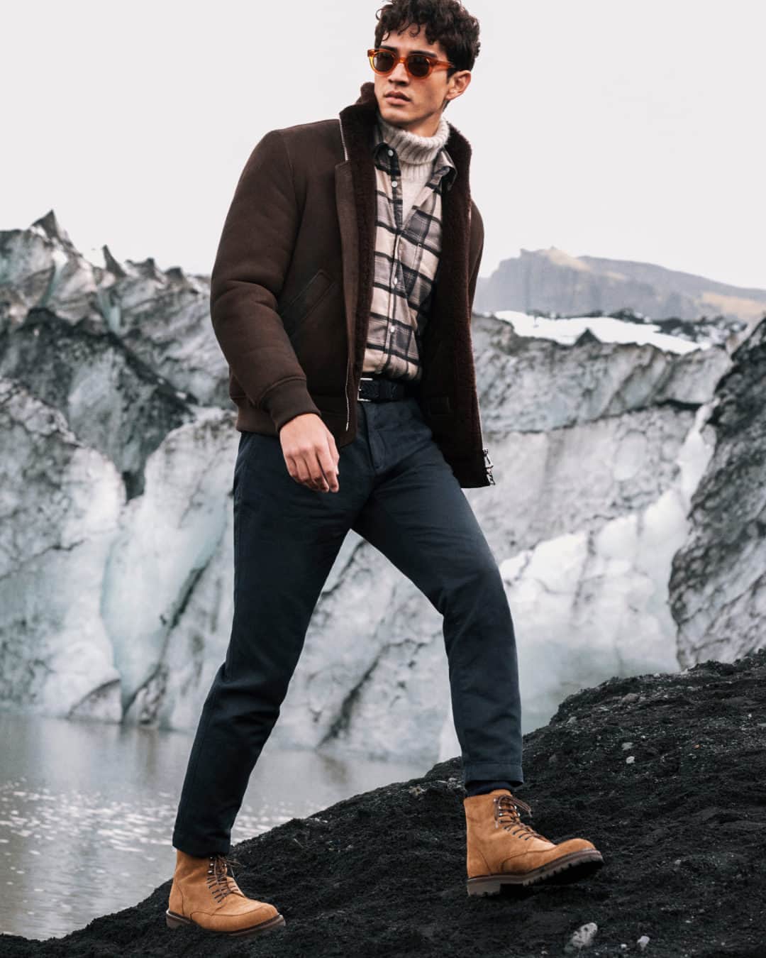 MR PORTERさんのインスタグラム写真 - (MR PORTERInstagram)「If you, like us at the MR PORTER’s London HQ, are prepping for the big chill to set in, then your wardrobe is calling for one thing: a good shearling jacket. After all, you can always rely upon them to provide rugged looks and unbeatable warmth.  Tap to shop the look and head to the link in bio to discover everything you need for a stylish winter.」11月12日 2時01分 - mrporter