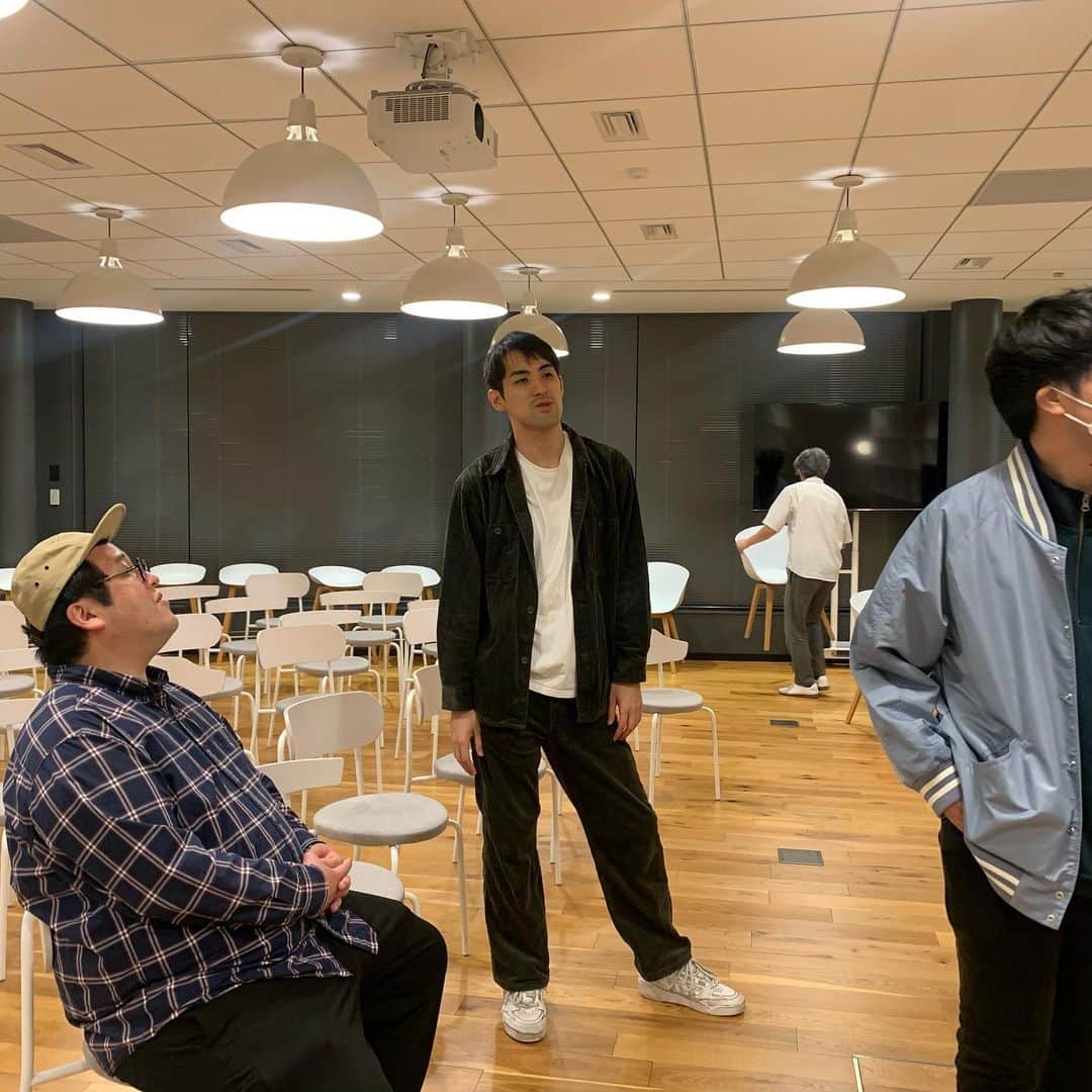 にぼしいわしさんのインスタグラム写真 - (にぼしいわしInstagram)「村上さんに秘孔を優しく突かれてみんな姿勢良くなって健康に帰ってった  #ネタコメ」11月12日 1時31分 - niboshiiwashiiwashi