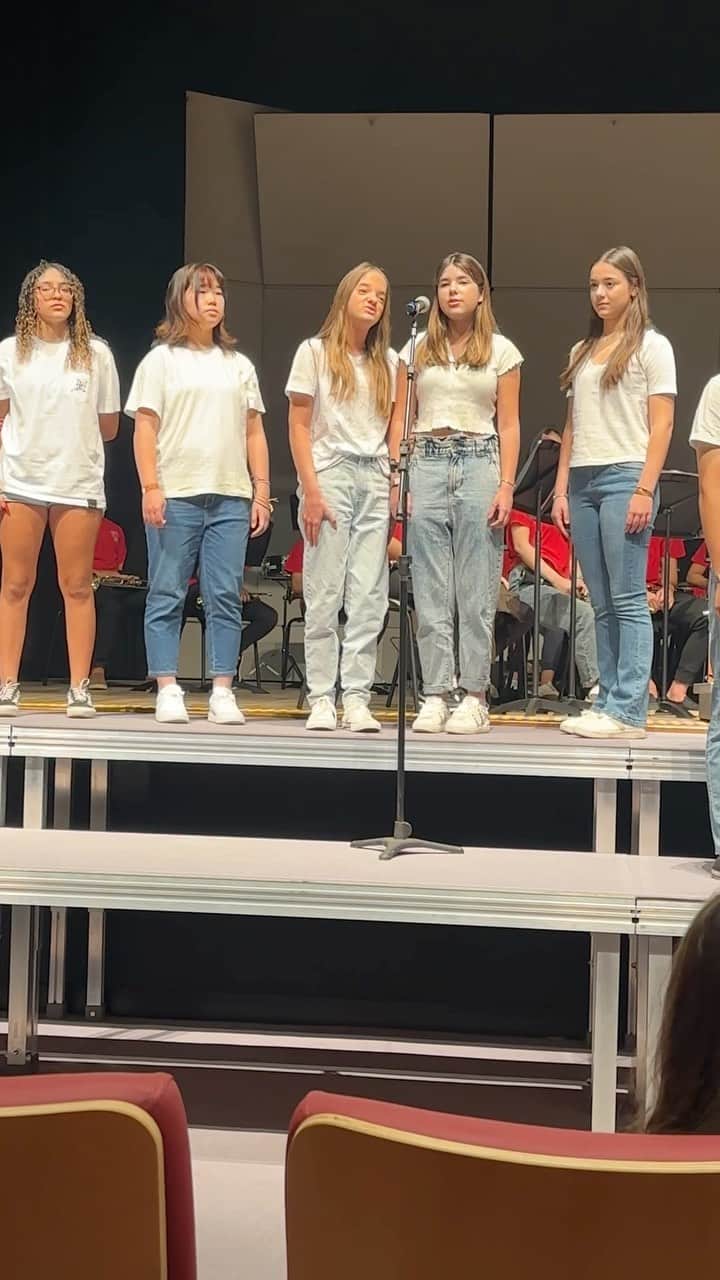Tic iPinheiroのインスタグラム：「Mais uma apresentação do Coral na escola da Rafa, dessa vez na comemoração ao dia de Ação de Graças 🫶 Foi lindo e emocionante ❤️」
