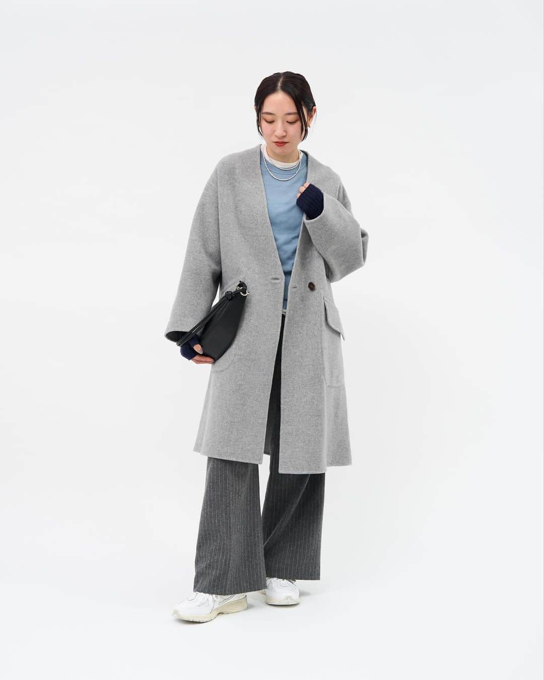 IENAさんのインスタグラム写真 - (IENAInstagram)「COAT GUIDE   IÉNAがこの冬ご提案するコートを一挙ご紹介。 ベーシックで素材にこだわったコートや コーディネートの主役になるコート、 防寒に最適なコートまで 必ず欲しい1着が見つかるはず。　　  ご紹介しきれなかったアイテムは 📖BAYCREWS STOREにて公開中の マガジンで是非ご覧ください✨　 (プロフィール欄のリンクよりご覧頂けます) 　　 ____________    04  MACKINTOSH 別注 NEW HUMBIE ロングコート　　 ¥159,500(税込)  Size : 6,8 Color : ネイビー,ブラック 23020910003530  　　　　 05  CANADA GOOSE BRYDEN PUFFER Black Label ダウンジャケット　　　　 ¥184,800税込　　 Color : ブラック　　 Size : XS,S No.23020910000430 　　  　　　 06  モッサーダブルフェイス Vネックコート  ¥63,800(税込)  Color : グレー,グリーン,ネイビー Size : 36,38 No.23020900125040  ____________ 　　 　　  #iena #iena_23aw #baycrews #baycrewsstore  #fashion #ファッション#秋冬コーデ」11月12日 12時31分 - iena_jp
