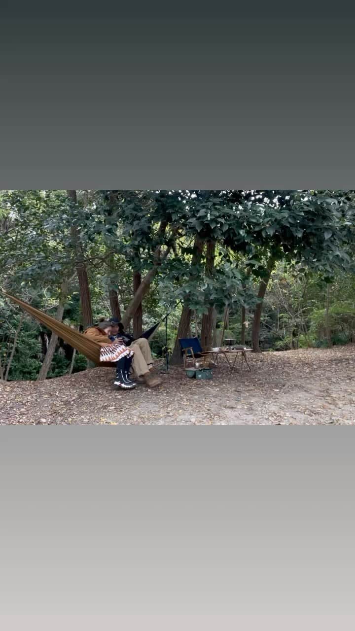 ビートないとーのインスタグラム：「夫婦のデイキャンプ  朝早く起きて　ハンモックとコーヒーを持って公園へ  普段なかなか話せない事も自然の中だったらリラックスしながら話せちゃう。そして私と自然が近くなったのは紛れもなく　ターバンのおかげ。　本当に作って良かった。」